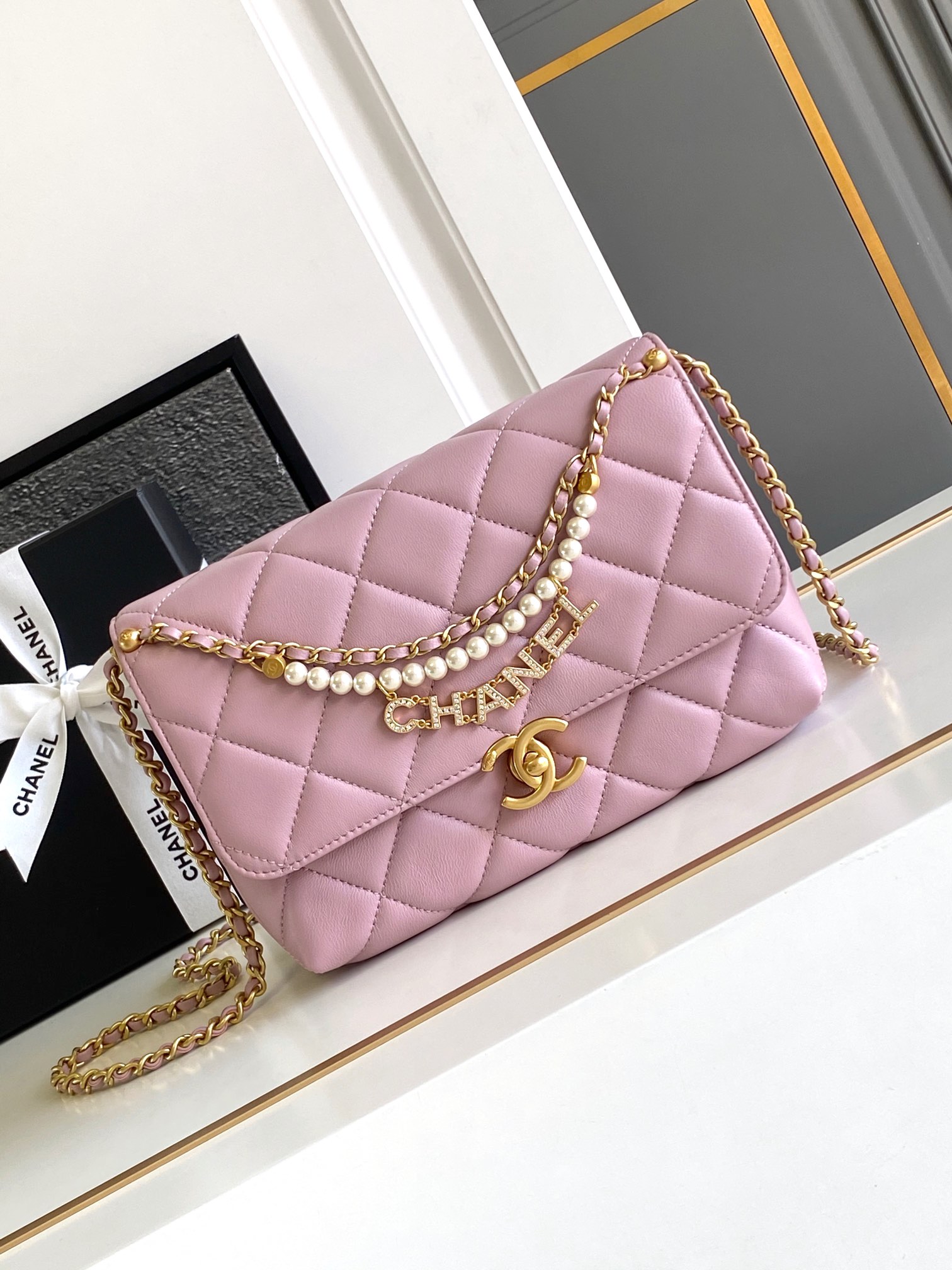 AS5011 CHANEL24A 今天上新啦!咱们今天不吃冷饭炒，来看新款囊续看惯了那些回归的款式~于是被我抓到这一只胖子有皮穿链元素+珍+chanel字母吊坠超级精致诶hobo都蛮好看的、尺寸：22*14.5*11cm