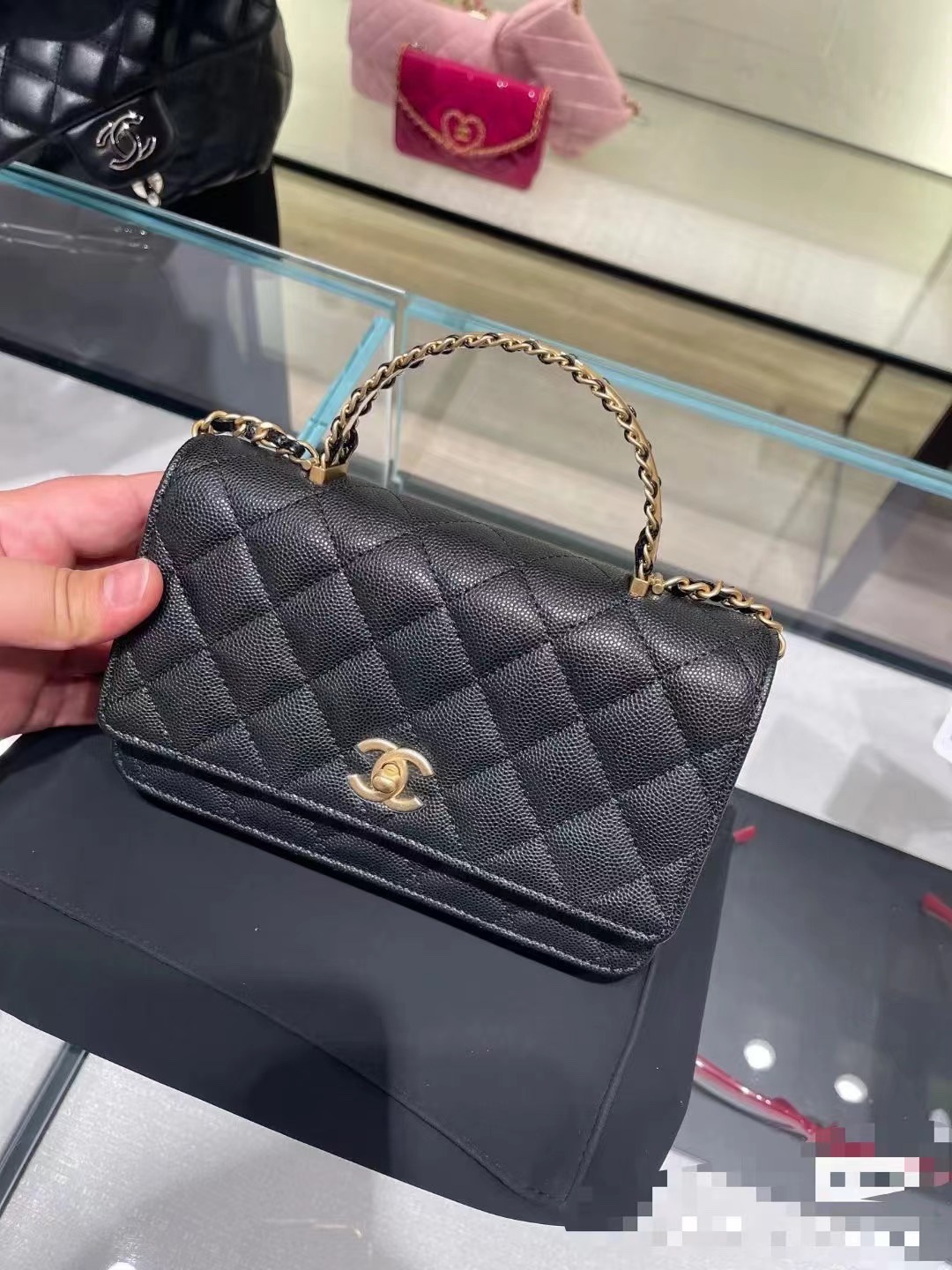 ¡En stock ya! 🆕❤️‍🔥❤️‍🔥 Bolso de cadena Chanel 24A con asa de letras, negro y dorado, piel de ternera con grano de c…
