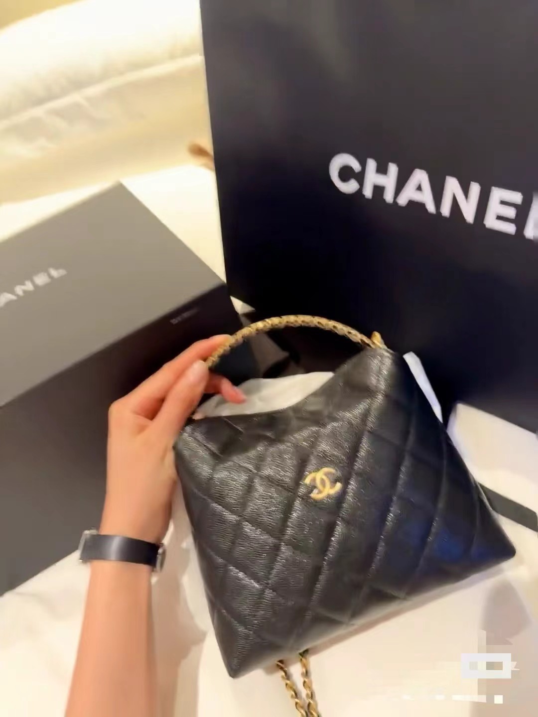 Próximamente envío 🚚 CHANEL realmente tiene sorpresas, el mejor caballo oscuro de 24A, bolso de fiambrera con asa way,…