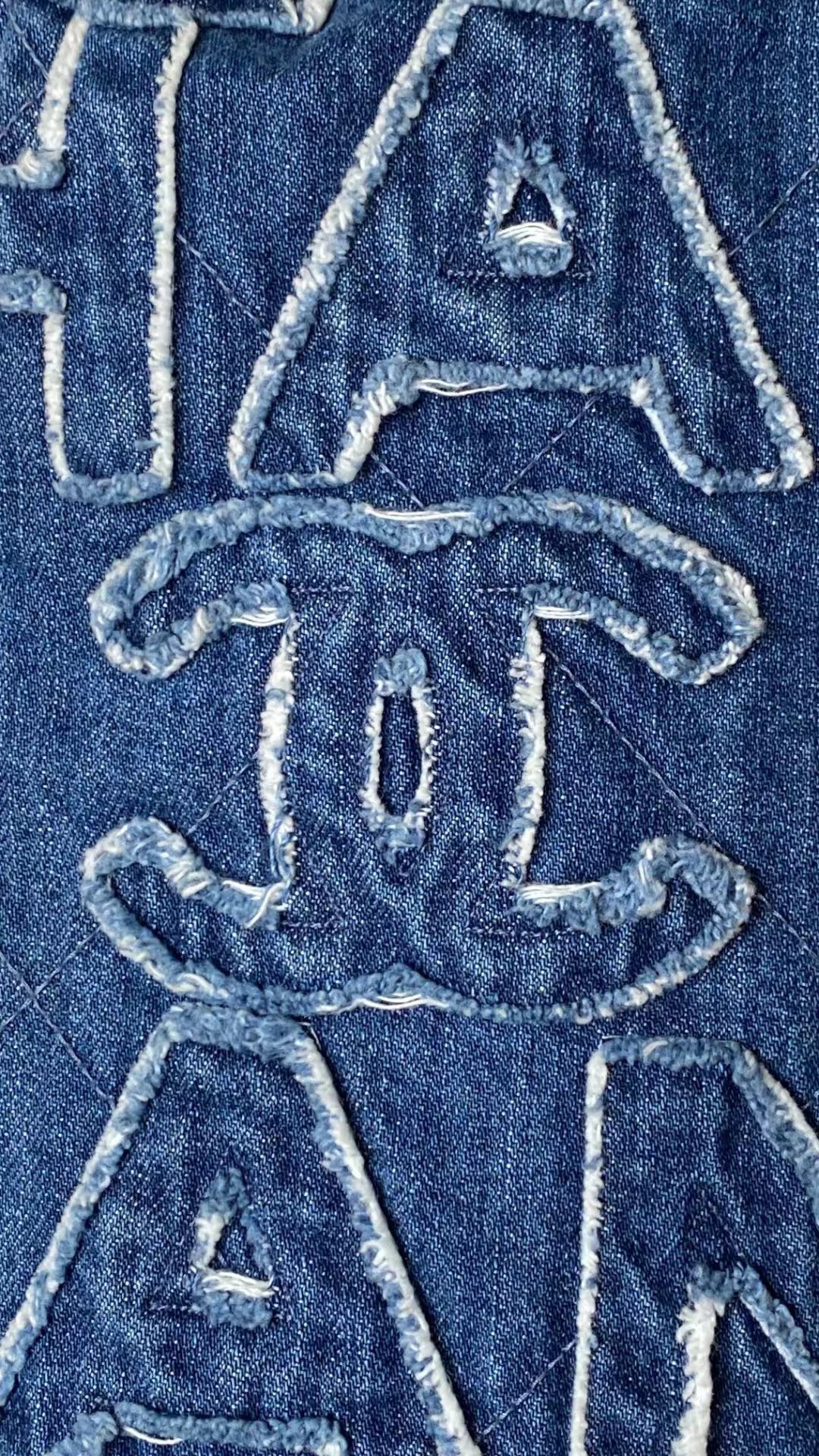 ¡Consejo de artesanía!! Apreciación del bordado original, cada letra está rodeada de hilos blancos afelpados, la sensac…