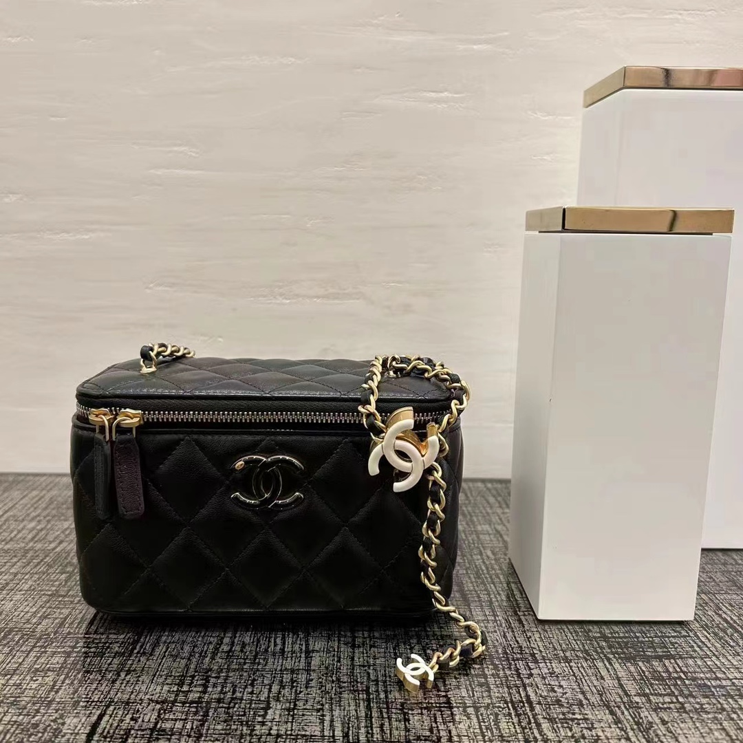 ¡Envío! 🚩🚩 CHANEL ❤️‍🔥❤️‍a colección de alta costura, solo los bolsos con hebilla ajustable son buenos. Dudé entre l…