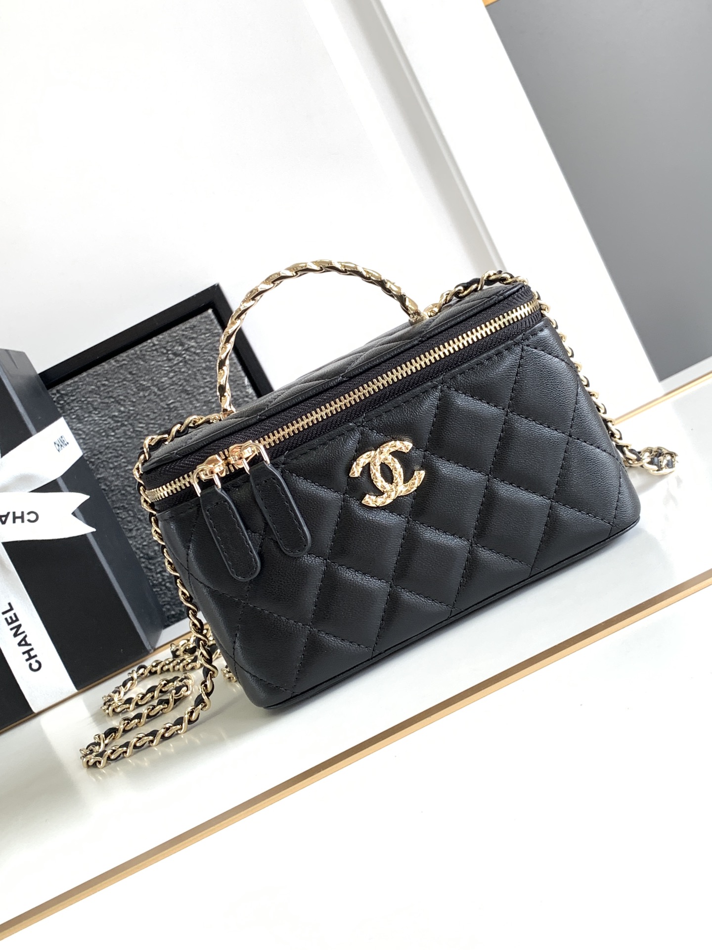 . CHANEL 24A bolso de caja con asa de pedrería 💠! La forma del logo es muy bonita, el asa de dos tonos es realmente pr…