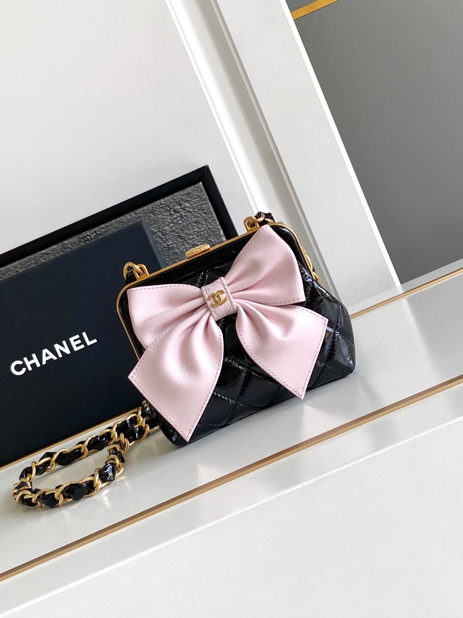 。CHANEL 24a pequeño adorable bolso de lazo, foto de uso, adorable hasta explotar, con mucha presencia y combinación. Du…