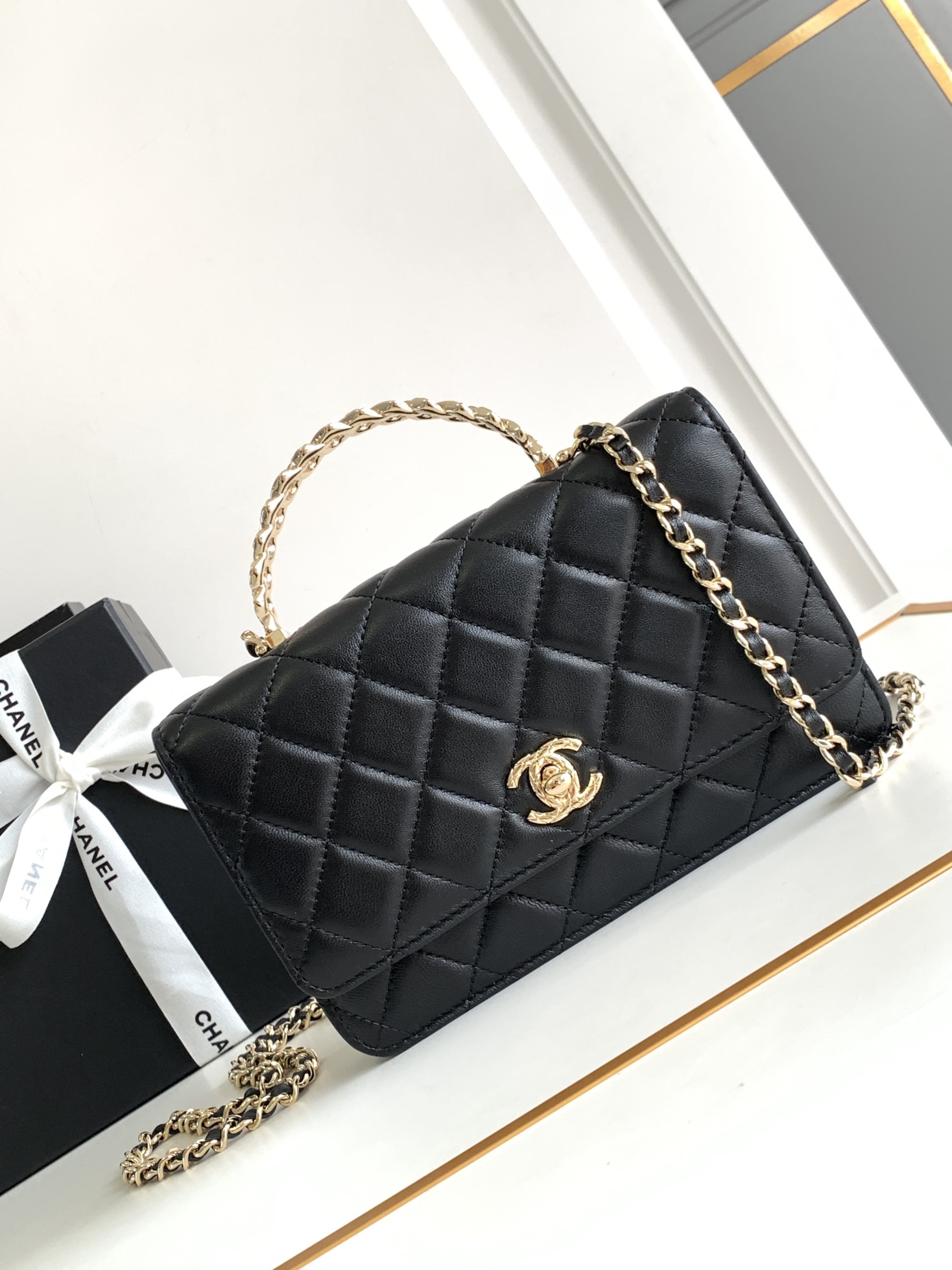 . CHANEL 24A WOC con diamantes pequeños 💠. La forma del logo es muy bonita, el asa de dos colores es realmente hermosa…