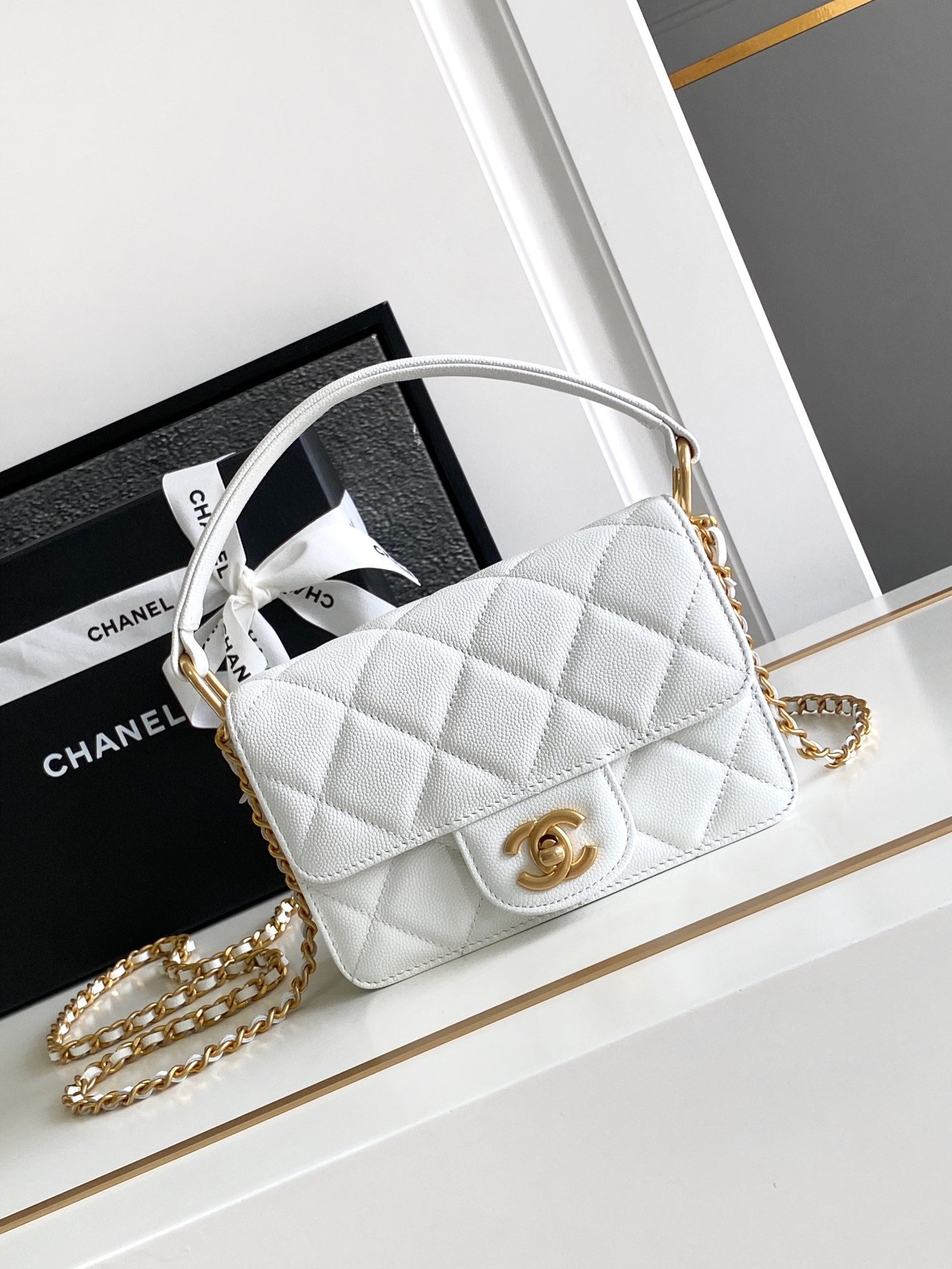 Chanel Classic Flap Bag Torby typu crossbody i na ramię Czarny Złoto Biały