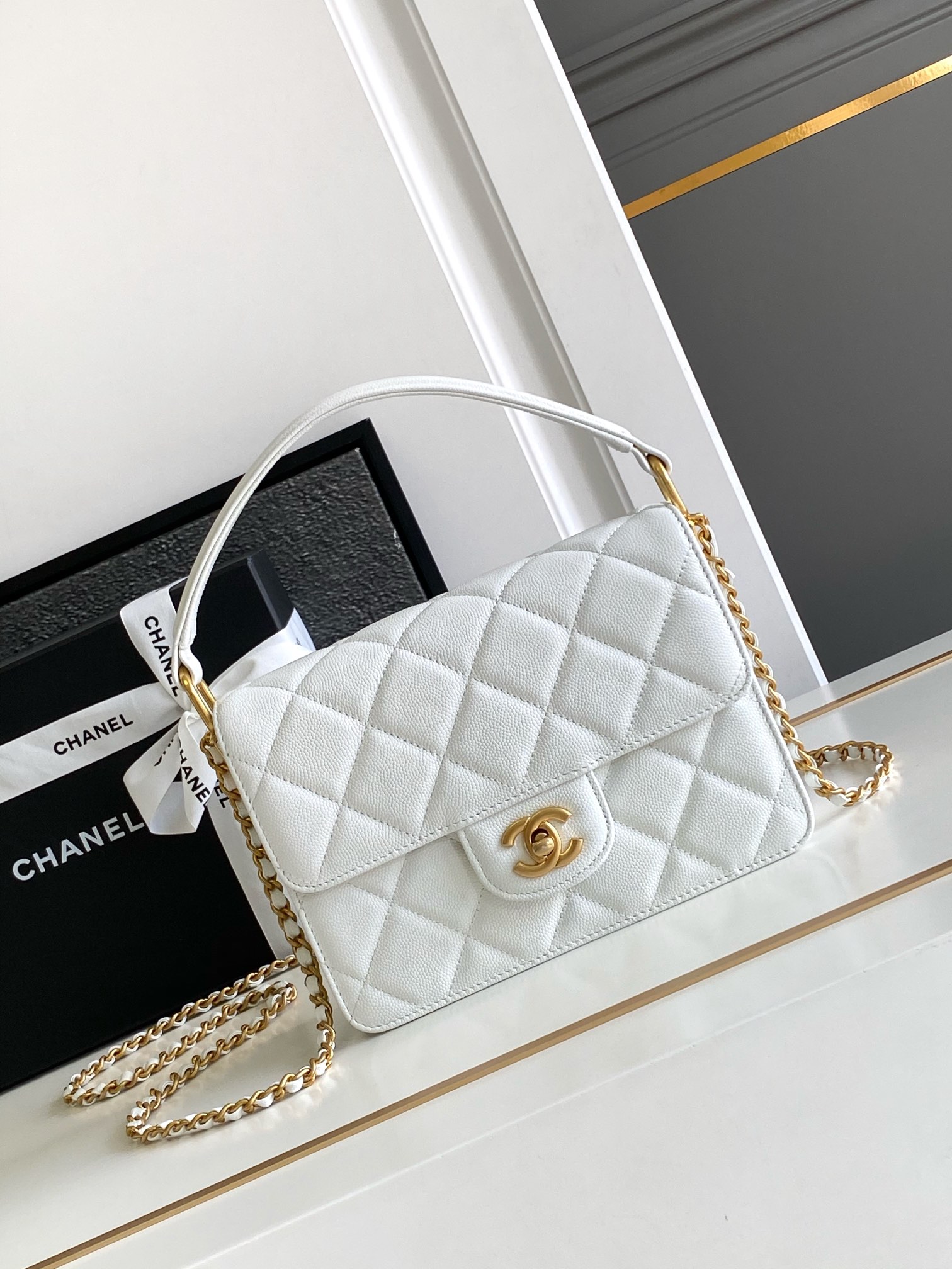 Gdzie powinienem kupić, aby otrzymać
 Chanel Classic Flap Bag Torby typu crossbody i na ramię Czarny Złoto Biały