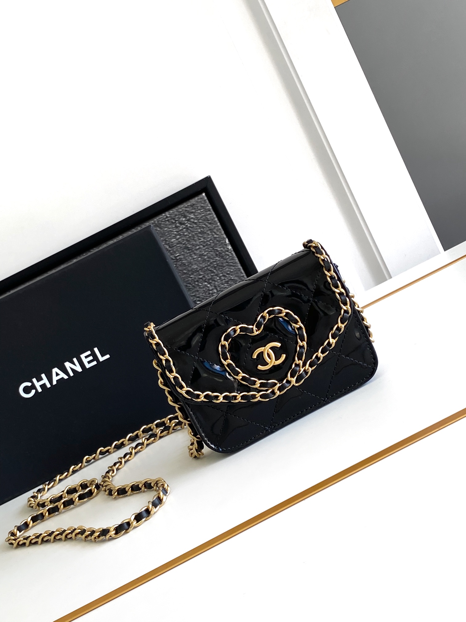 🚩🚩🚩Bolso de amor con cadena trenzada de oro negro de charol OHANEL ~ Súper texturizado 🐮 El charol negro brilla con…