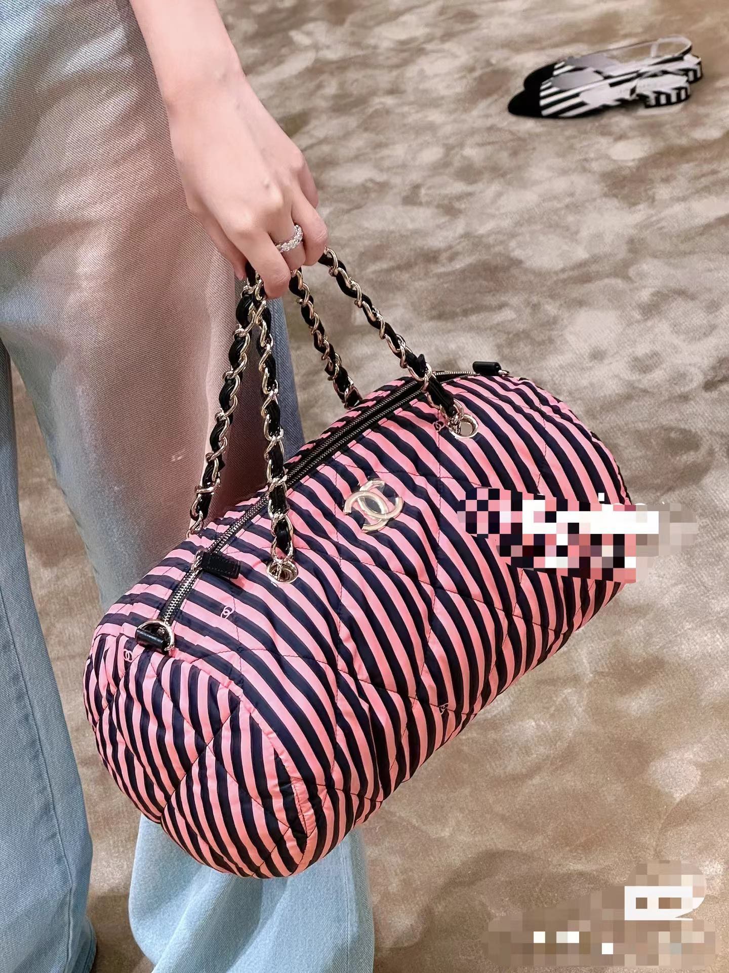 En stock ya 🚩🚩🚩 Bolso de bolos, tejido súper ligero y resistente al agua ⭐️ CHANEL24A! Súper ligero y resistente al …