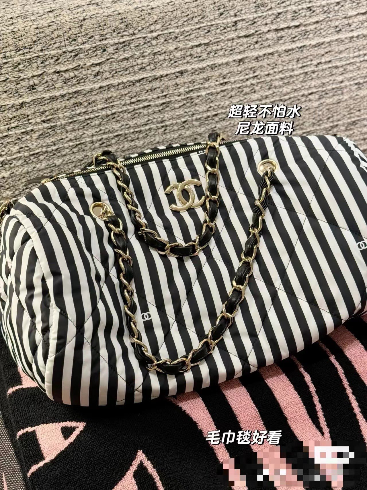 En stock ya 🚩🚩🚩 Bolso de bolos a cuadros blanco y negro ❤️‍🔥, tejido súper ligero y resistente al agua ⭐️ CHANEL24A…