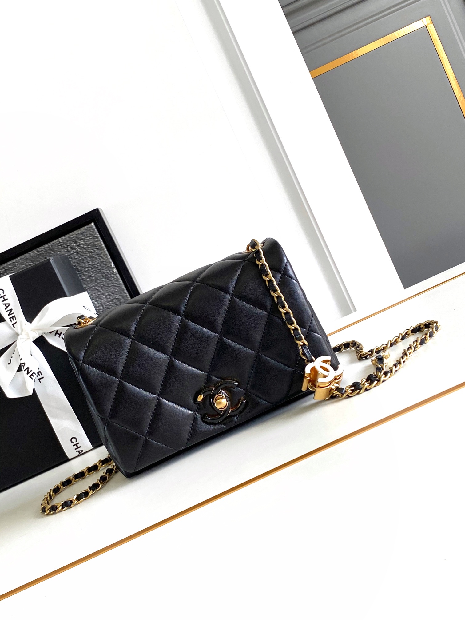 Chanel Classic Flap Bag Crossbody & Shoulder Bags Black Gold Chains