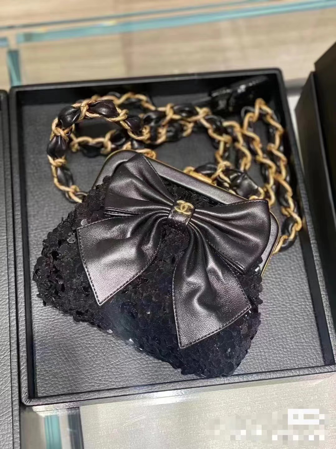 ❤️‍🔥❤️‍🔥OHANEL 24A Bolso pequeño de lazo y boca de rana, ¡qué lindo! 😍 Bolso de lazo con lentejuelas negras. Aunque …
