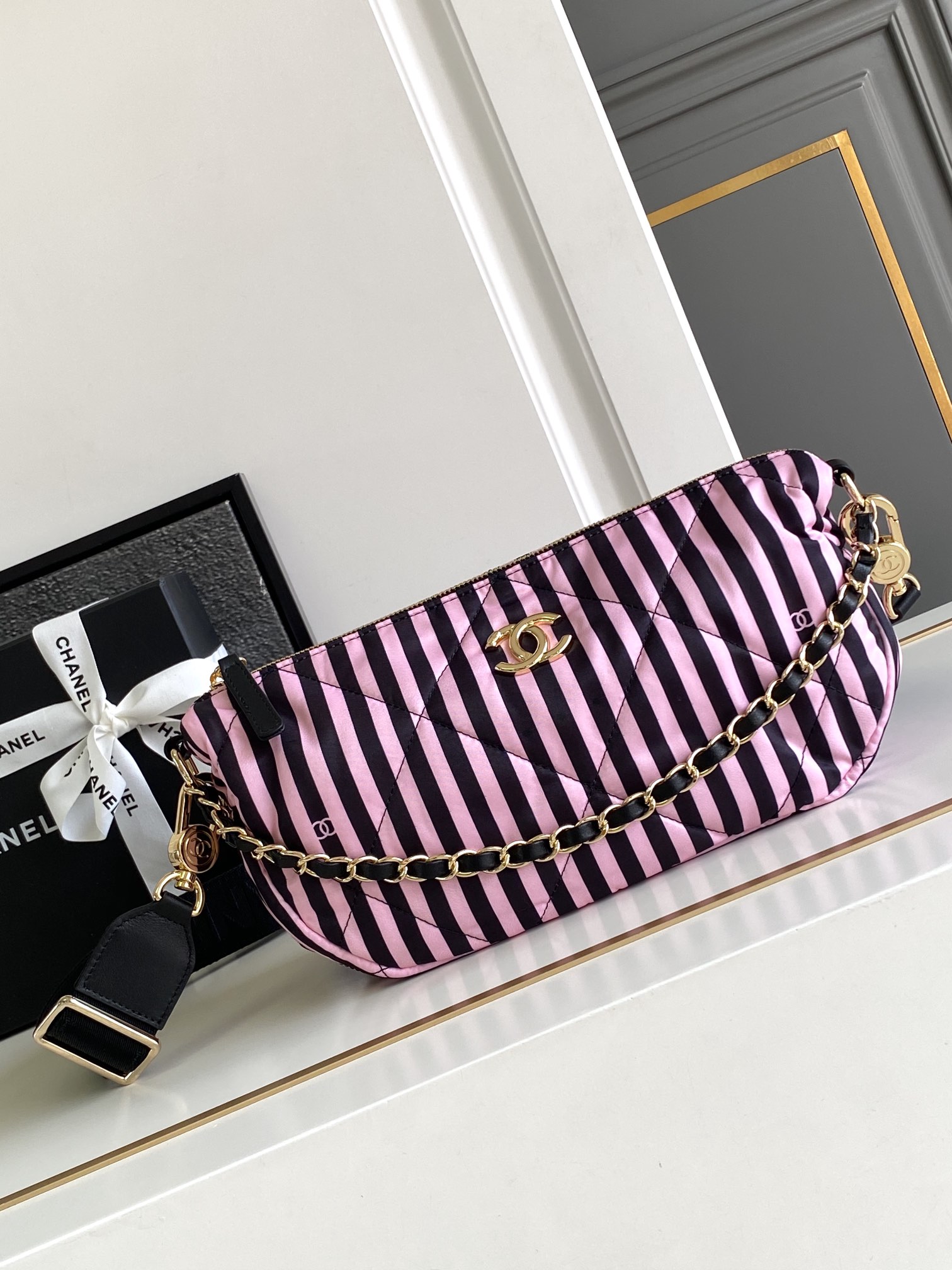 Chanel Torby typu crossbody i na ramię Czarny Złoto Różowy Czerwony Biały Drukowanie Damier Azur Bawełna Nylon Tkanina poplinowa Tkanie Kolekcja letnia Plaża