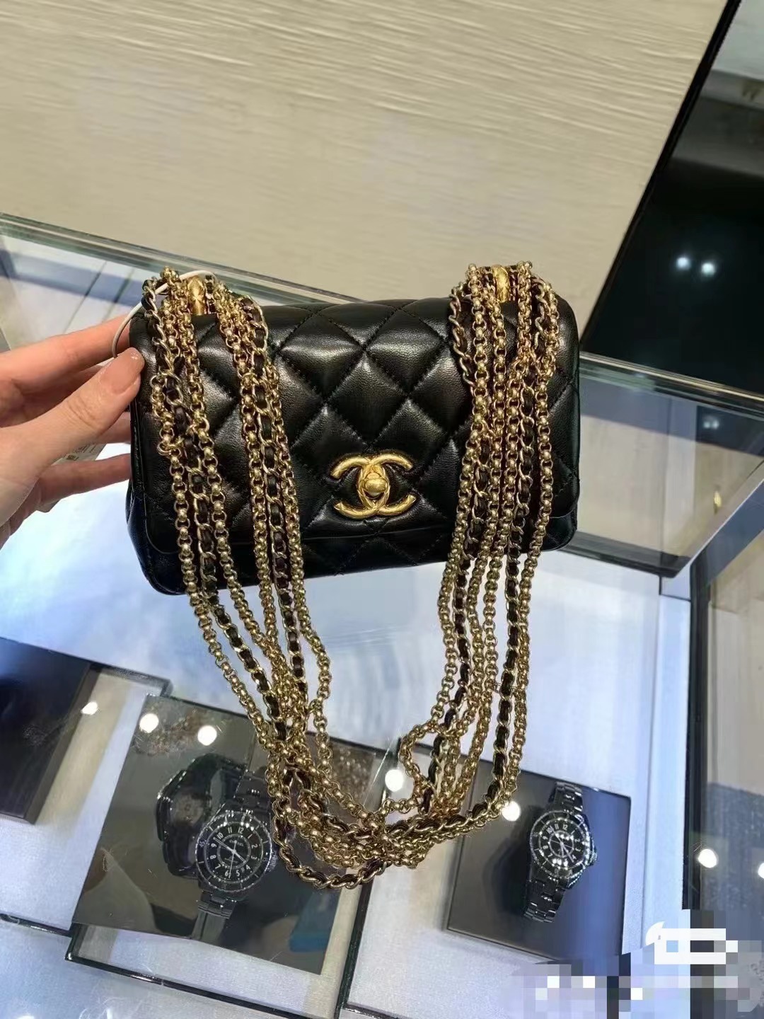 ¡Envío! 🚩🚩🚩OHANEL𝟐𝟒𝐀 Bolso de tapa con cadena multicapa y flecos negro y dorado ✨ Con elementos de cadena tejida …