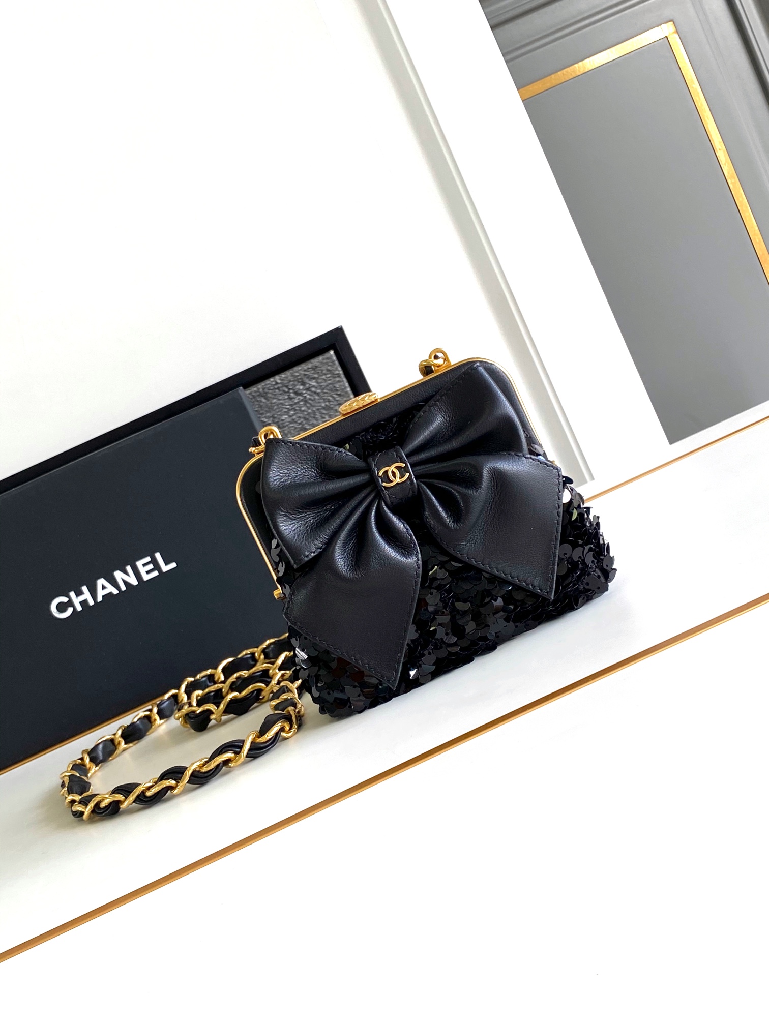 Chanel Bolsos cruzados y bandoleras Negro Oro Vintage Cadena