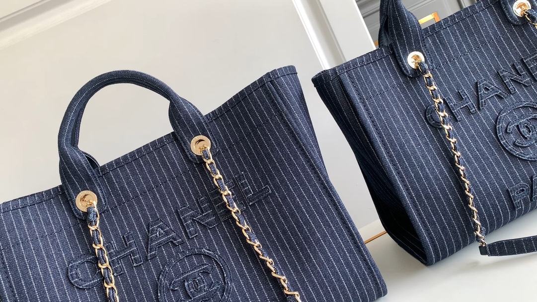 Video corto real de la gran H ❤️‍🔥❤️‍🔥❤️‍🔥 Chanel shopping bag 🆕 Bolso de playa de rayas vaqueras 🏖️ Tamaño pequeñ…