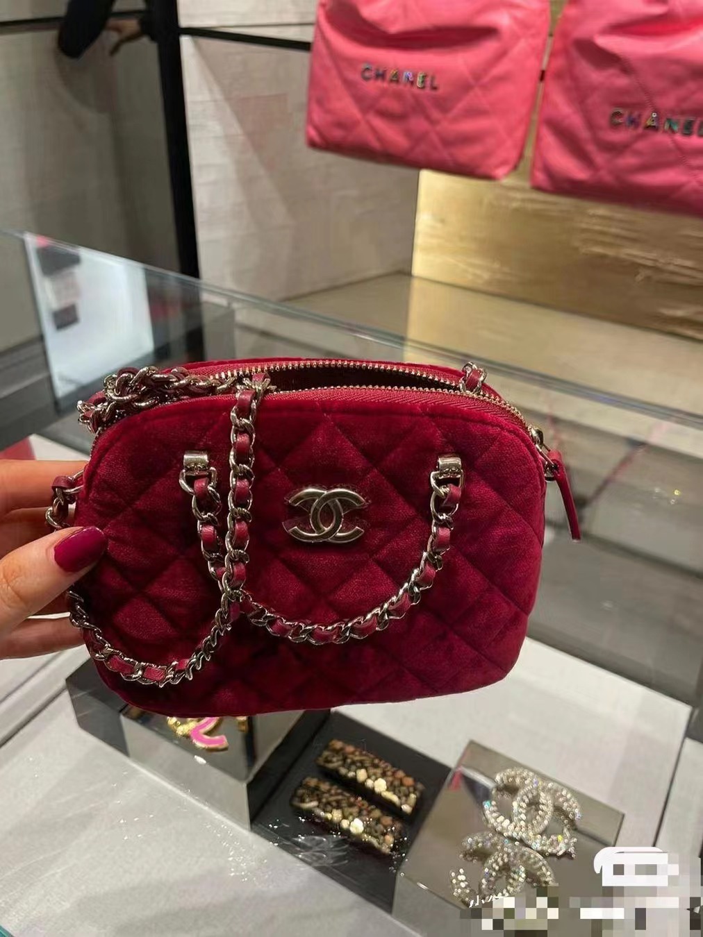 Chanel Bolsos de mano Borgoña Rojo Seda Colección primavera – verano Fashion