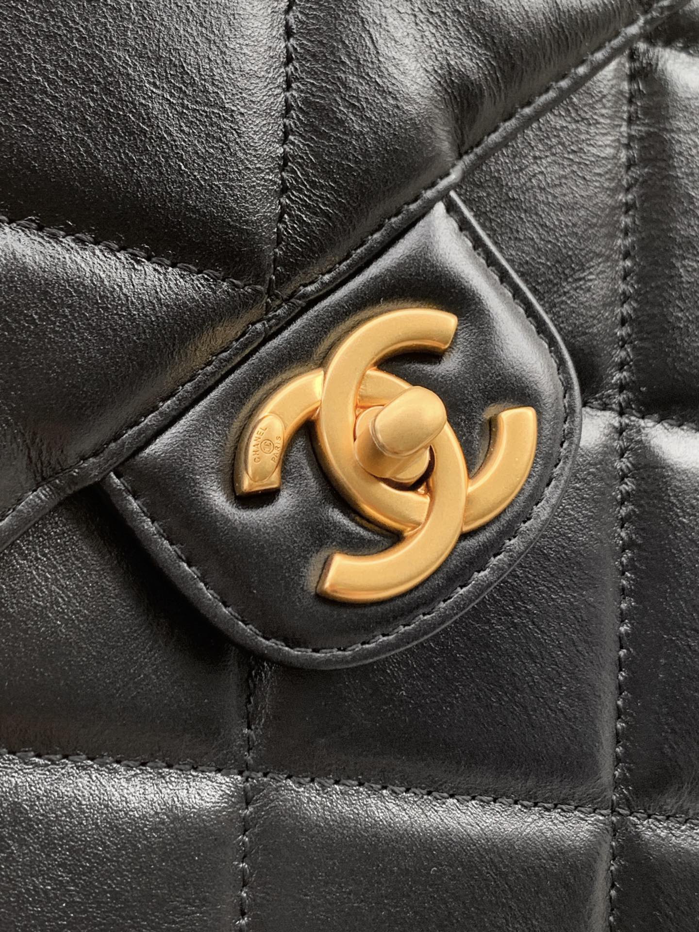 大號尺寸:28 X 44 X 15.5 cm❤️‍🔥CHANEL 24B新款保龄球包🎳菱格纹➕logo字母,油 5