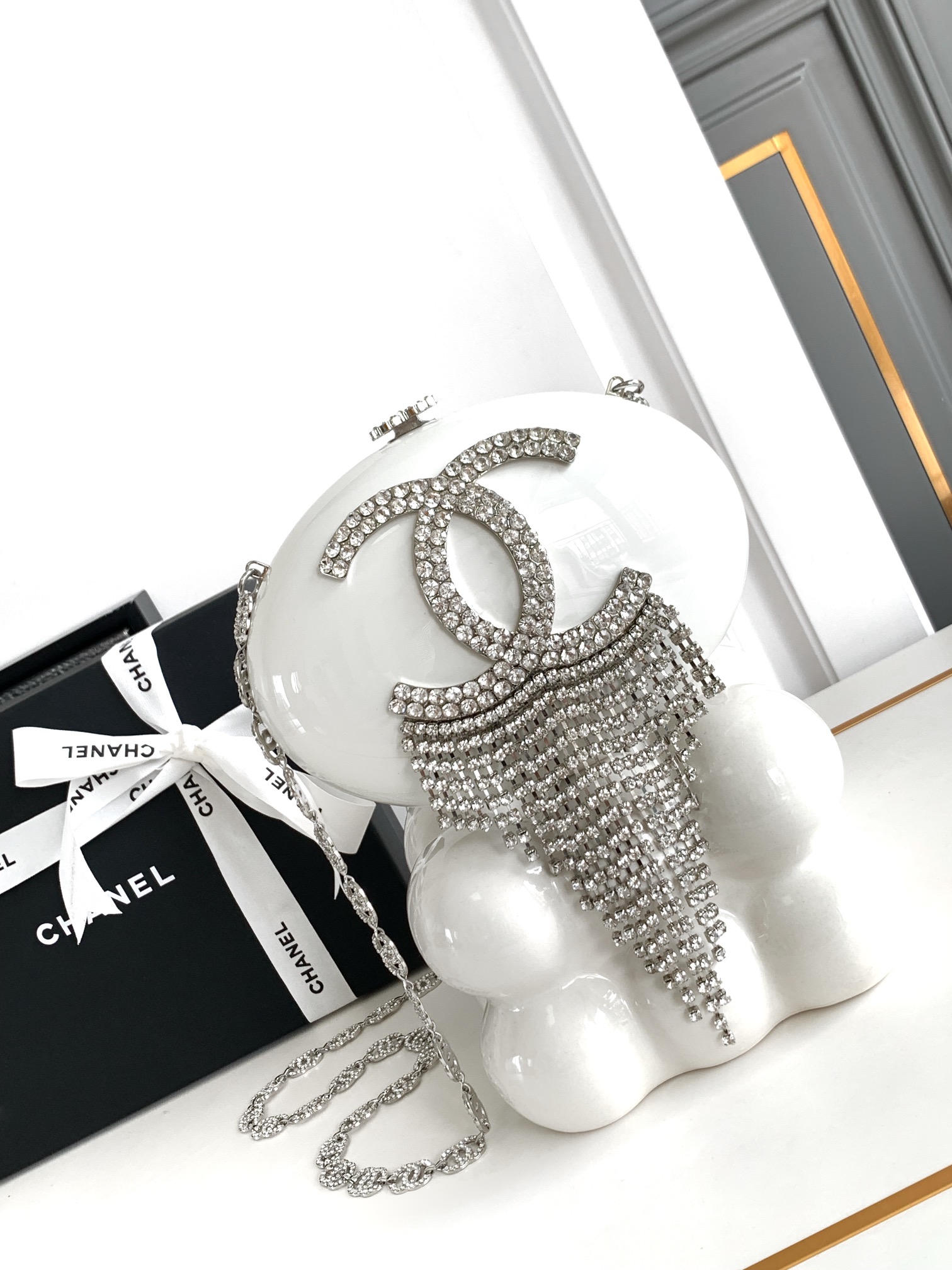 NO:700760,The diamond-filled evening bag CHANELCARTEHENTICITE must be a collector’s item!  Full diamond tassel flying saucer bag Chanel full diamond tassel flying saucer evening bag collector's show series is so beautiful that the double Cs with diamonds, the tassels with diamonds, the chain with diamonds... are so flashy that you can't move your eyes, silver sheepskin leather inside, collector, chanel, chanel, cartier, sheepskin19860909满钻晚宴包CHANELCARTEHENTICITE还得是收藏家系烈！满钻流苏飞碟包香奈儿满钻流苏飞碟晚宴包收藏家秀款系列美得不可方物满钻的双C、满钻的流苏、满钻的链条...闪到挪不动眼、内里银色羊皮真皮,收藏家,chanel,chanel,cartier,sheepskin,韩剧