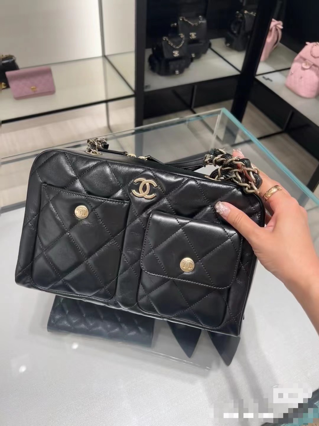 NO:183712,Genuine grade shipped 0HANEL New 24k bowling bag double bag letters, a mediocre bowling bag style, the one that will not make mistakes has a lattice on the front and back, the chain has a thick chain, and the effect of fetal cowhide!  A simple and fashionable trend, this style has been used on the front line of fashion for a long time, which is not only suitable for travel, but also very practical and suitable for daily use. CHANEL, chanel, cowhide19860909正品级 出货啦0HANEL 新款24k保龄球包双袋字母,偏中古款的保龄球包版型,不会出错的款正面背面都有一个格子,链条带有粗链条,加上胎牛皮的效果！一整个简约又时尚潮流,这种款式过多久都依旧在时尚的前线使用频率很高,不仅适合旅行使用,平时日常也是非常实用宜搭,CHANEL,chanel,cowhide,Bag