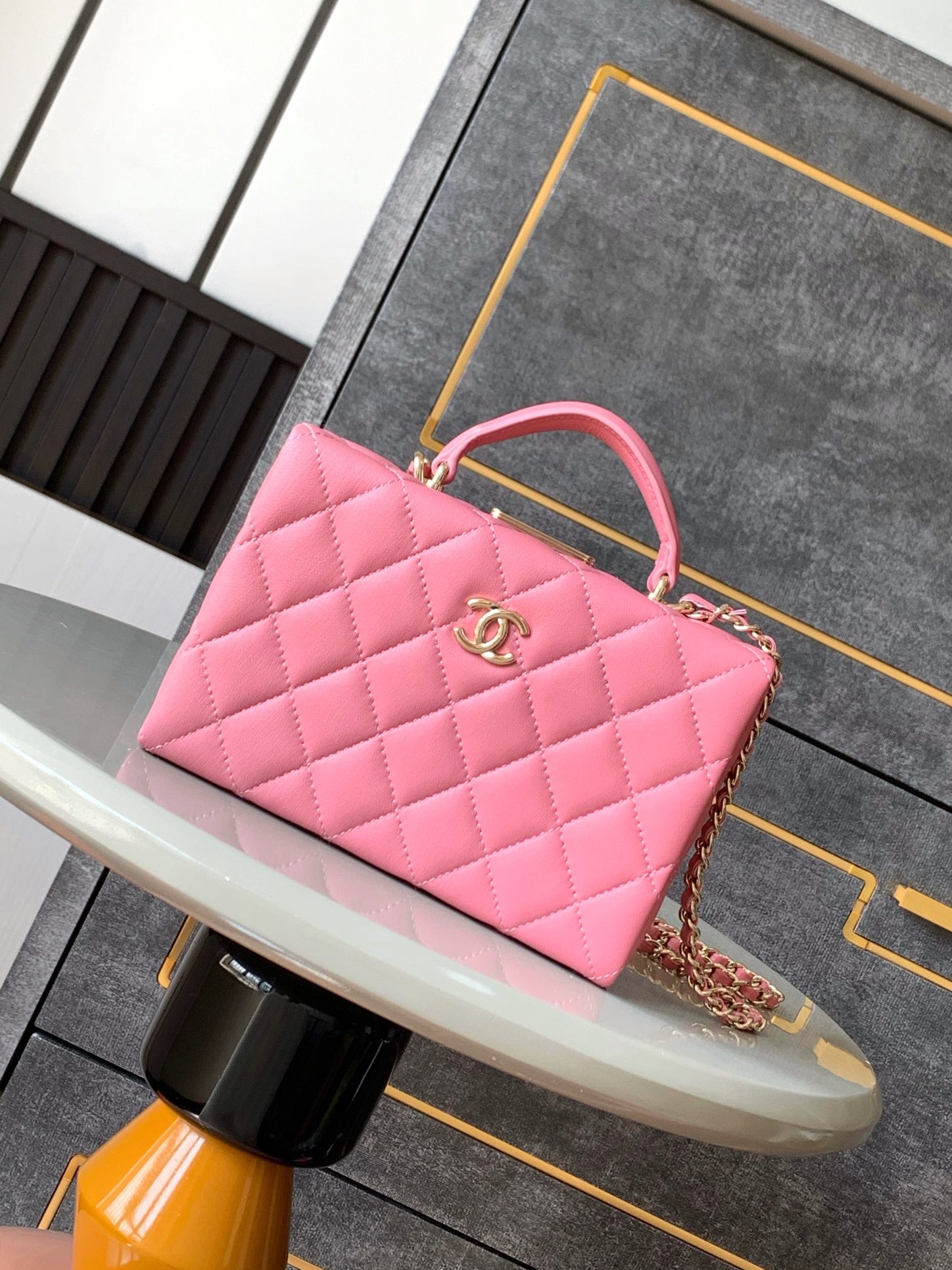 This vanity bag is an iconic - Bag