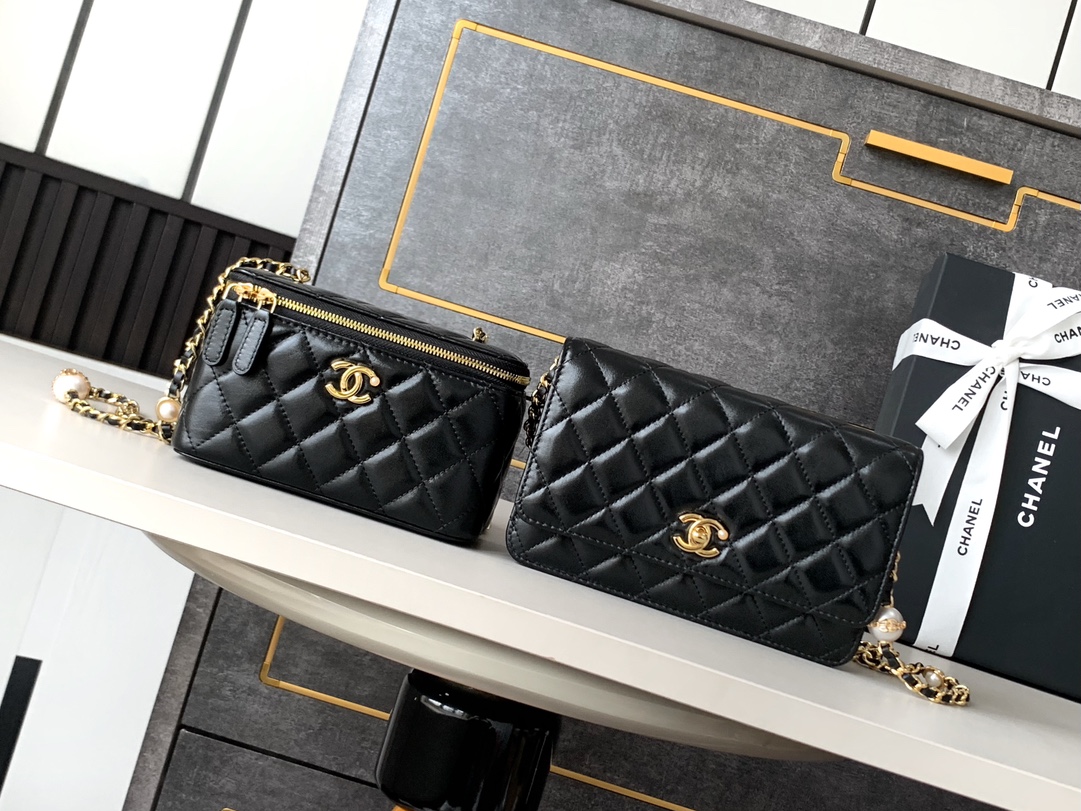 Two stunning styles featured together with a pearl chain ⛓️🚩🚩 CHANEL 24K p - Bag