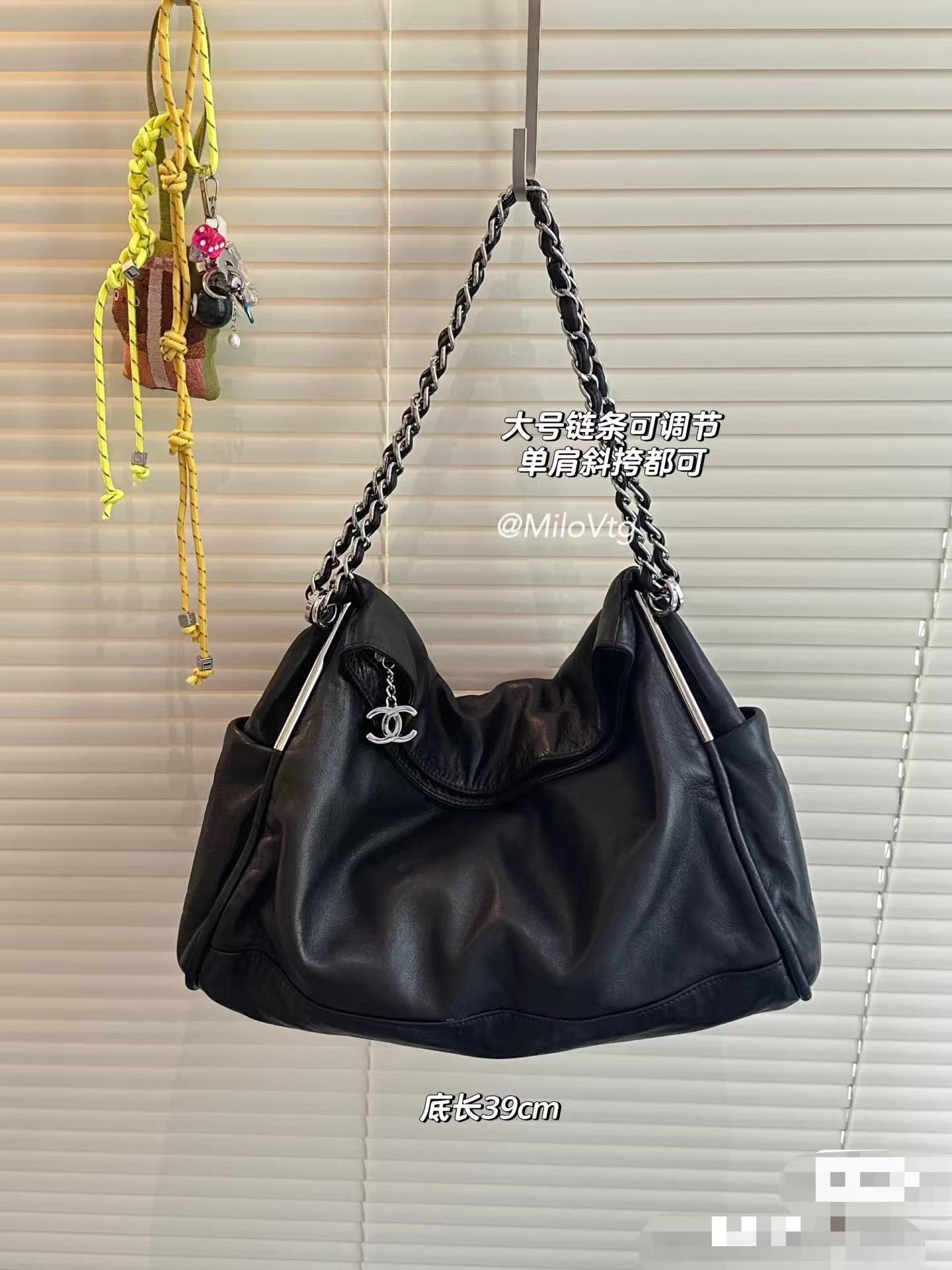 休闲舒适新品🆕呈现出另一番经典味道,相信不难成为Chanel迷的新宠OHANEL🚩🚩🚩黑银hobo上身真的好绝跟姐妹们逛街我背它,上班通 9