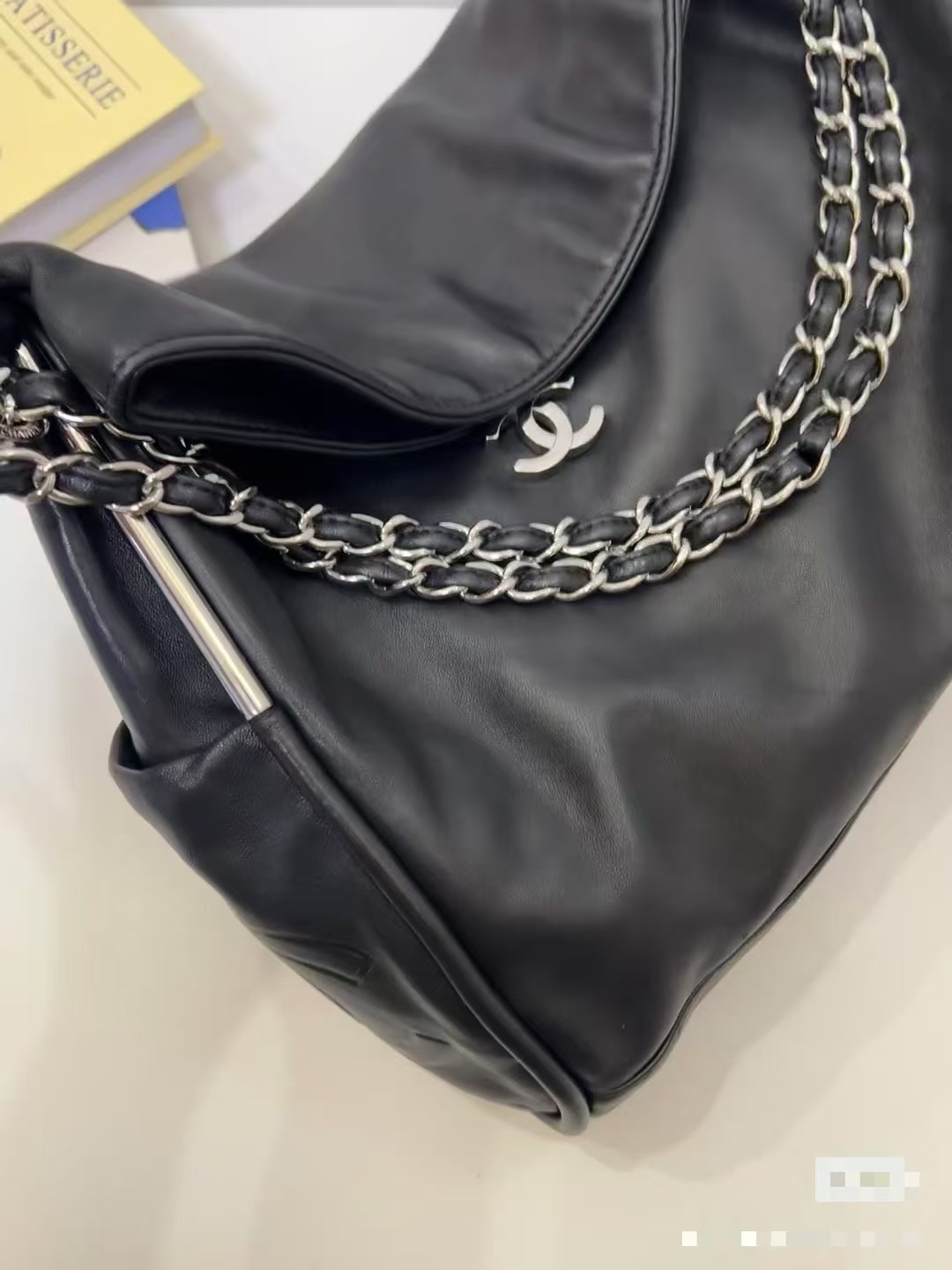 休闲舒适新品🆕呈现出另一番经典味道,相信不难成为Chanel迷的新宠OHANEL🚩🚩🚩黑银hobo上身真的好绝跟姐妹们逛街我背它,上班通 4