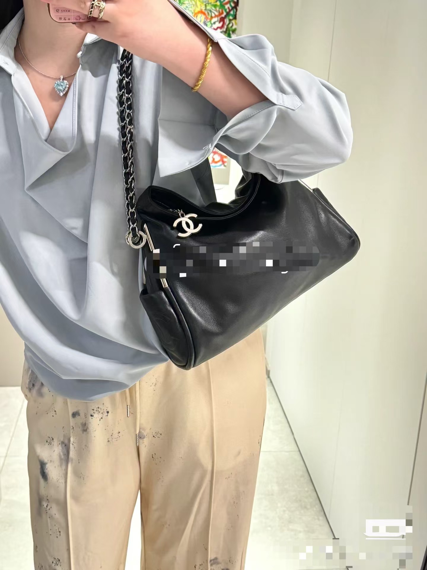 休闲而没有菱格形设计的风格🚩🚩🚩模特上身效果图⭐️⭐️⭐️超帅炸的一款腋下包🛍️🛍️OHANEL🚩🚩🚩黑银hobo慵懒风可手提可腋下手拿、一包三 5