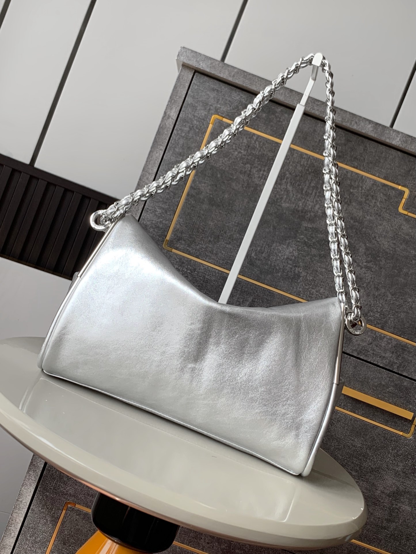 this bag seamlessly adapts to any occasion - Bag 2