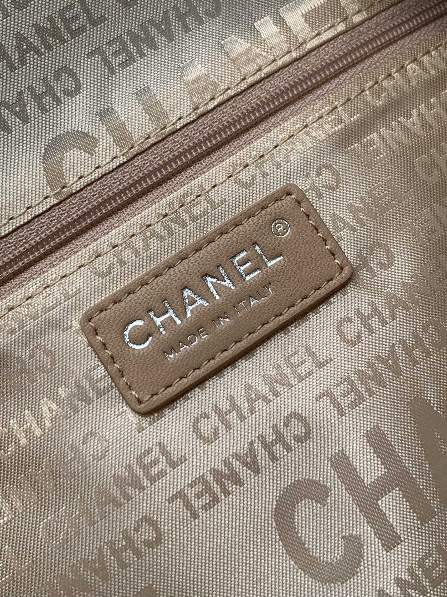 休闲舒适新品🆕呈现出另一番经典味道,相信不难成为Chanel迷的新宠OHANEL🚩🚩🚩黑银hobo上身真的好绝跟姐妹们逛街我背它,上班通 8