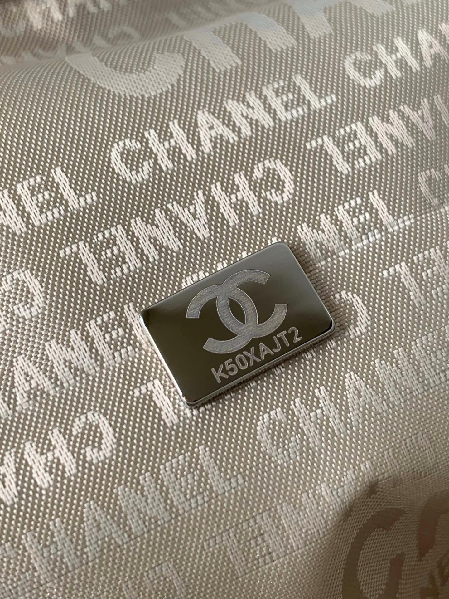 休闲舒适新品🆕呈现出另一番经典味道,相信不难成为Chanel迷的新宠OHANEL🚩🚩🚩黑银hobo上身真的好绝跟姐妹们逛街我背它,上班通 9