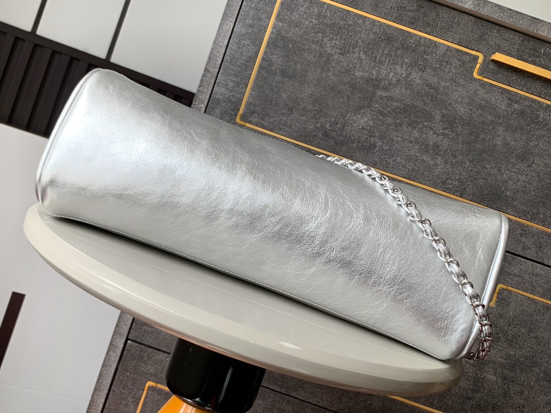 休闲舒适新品🆕呈现出另一番经典味道,相信不难成为Chanel迷的新宠OHANEL🚩🚩🚩黑银hobo上身真的好绝跟姐妹们逛街我背它,上班通 3
