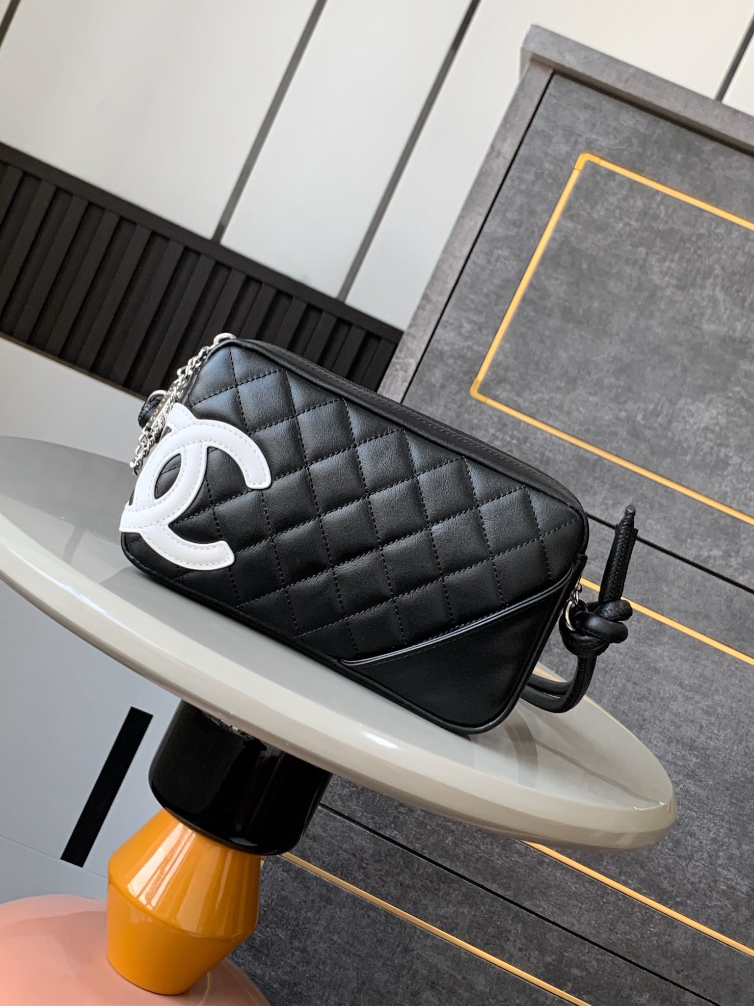 OHANEL🚩🚩🚩Bolso para axila Kangpeng en blanco y negro|Este bolso está realmente en excelentes condiciones. Está hecho…