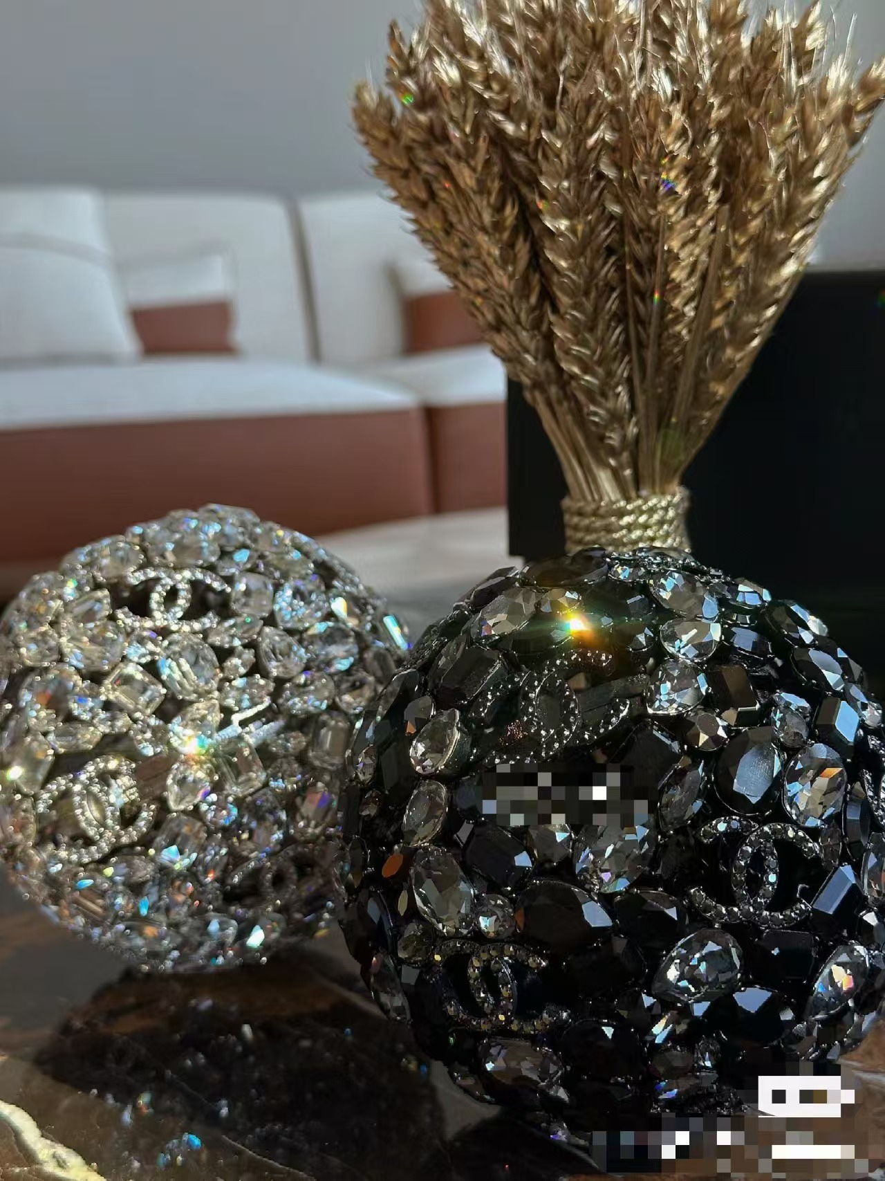 NO:700764,Good news that 'Black Crystal Ball White Crystal Ball' is back on the list. Heavy Industry has created the most popular top traffic package on the Internet, OHANEL Galaxy Letter, a large rock sugar diamond package!  The best piece of the Chanel Collector Series feels like it contains the entire Milky Way. The sparkling diamonds shine like stars in the night sky. The two heavy diamond balls that I can't put down, the silver shiny black, low-key luxury and the aura of Darth Vader!  Advanced technology creates perfect interpretation, this crystal ball is really super cute blingbling, size 13X13X13 cm, collector, chanel19860909拍《黑色水晶球白色水晶球》重榜好消息啦、重工打造全网最红的一款顶级流量包OHANEL银河来信一大块冰糖钻石包！香奈儿收藏家系列的最佳作品感觉装下了整座银河,爆闪的钻石夜空中闪耀着繁星般的感觉,爱不释手的两颗沉甸旬的钻球,银色闪亮黑色低调奢华有黑武士的光环！高级技术打造完美演绎、这款水晶球真的超级可爱blingbling,尺寸13X13X13 cm,收藏家,chanel,韩剧