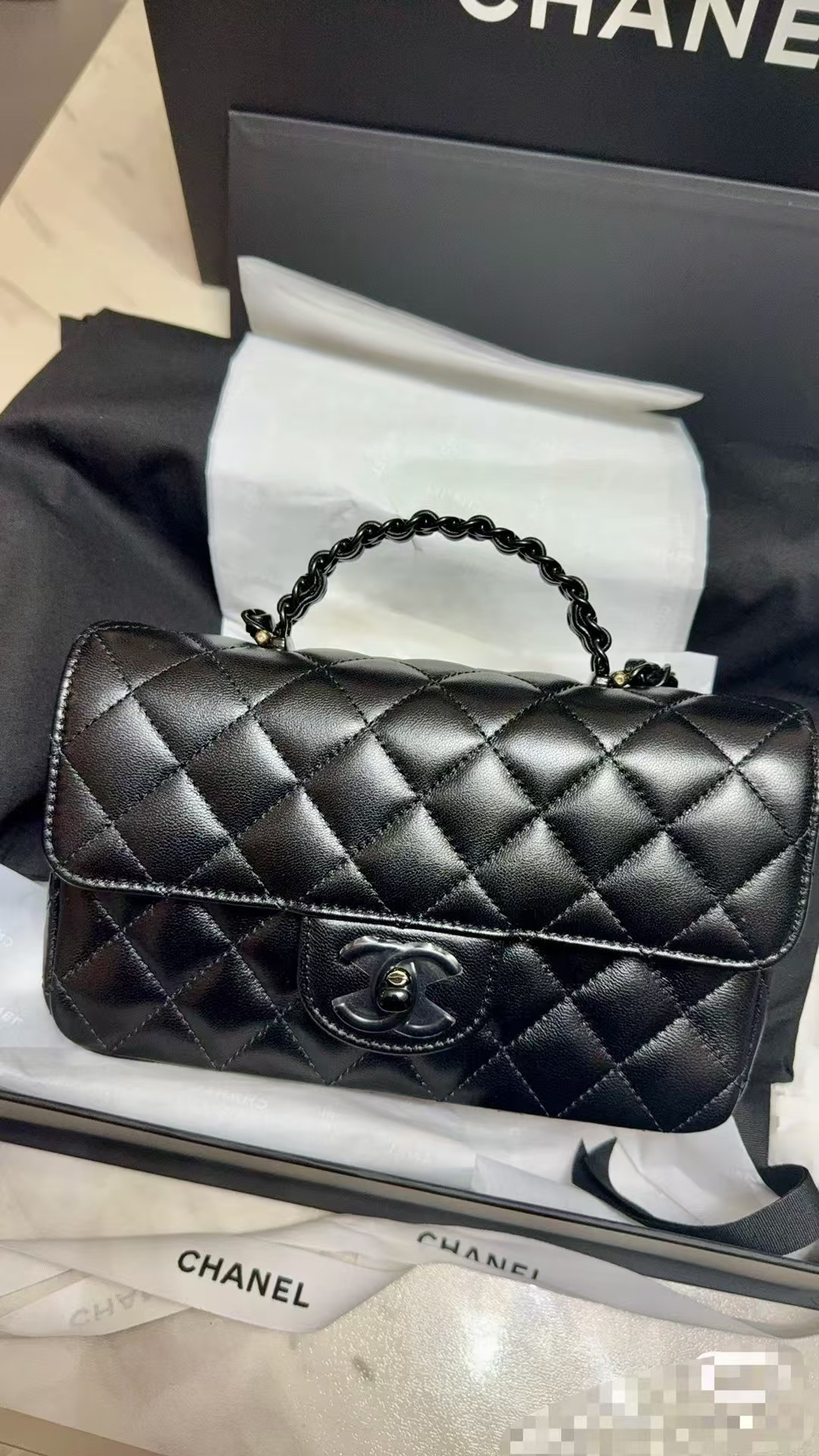 "Negro" seis rombos 🚩talla grande🌟🌟🌟¡Reserva🀄️OHANEL🚩🚩🚩mini bolso con solapa y asa! Los bolsos con solapa de la…