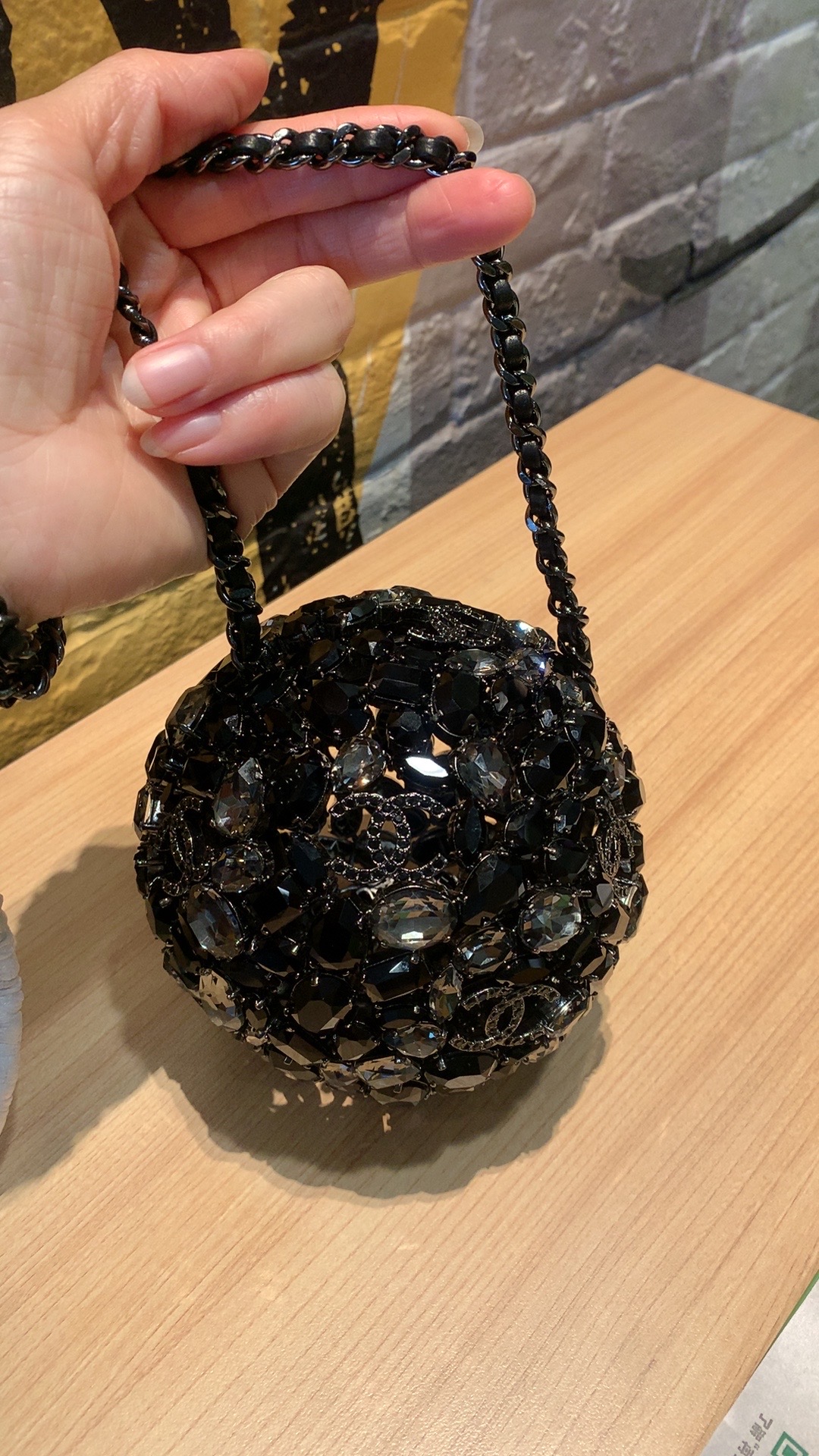 NO:700802,'Black Crystal Ball' is a New Year gift. OHANEL's most beautiful collector's diamond ball bag in history took a lot of time and effort to complete nearly four months of detailed design. Each font is hand-welded and made with crystal diamonds. A single crystal diamond is very expensive. The project is very complicated and the most beautiful.  The bright item is like a piece of jewelry. It’s a surprise when you open it. Behind each diamond are classic little elements, full of details and exquisiteness. I am more delighted than any collector in the past. This diamond ball bag shows the charm of noble temperament no matter where it is carried. It is very dazzling. The size is 13X13X13cm!  GJ Xiaogui, collector19860909《黑色水晶球》过年豪礼相送OHANEL史上最美收藏家钻球包花费了大量时间精力去完成将近四个月的细节设计、每一个字体都是手工烧焊制作、上水晶钻石、单单一颗水晶钻就非常昂贵,工程非常复杂最漂亮单品像个珠宝打开也很惊喜每颗钻后面都是经典小元素满满细节超精致在我心里比以往任何一款收藏家都美滋滋,这个钻石球包无论背到那个地方、都显示高贵气质的魅力、非常耀眼尺寸13X13X13cm！GJ小贵哦,收藏家,韩剧