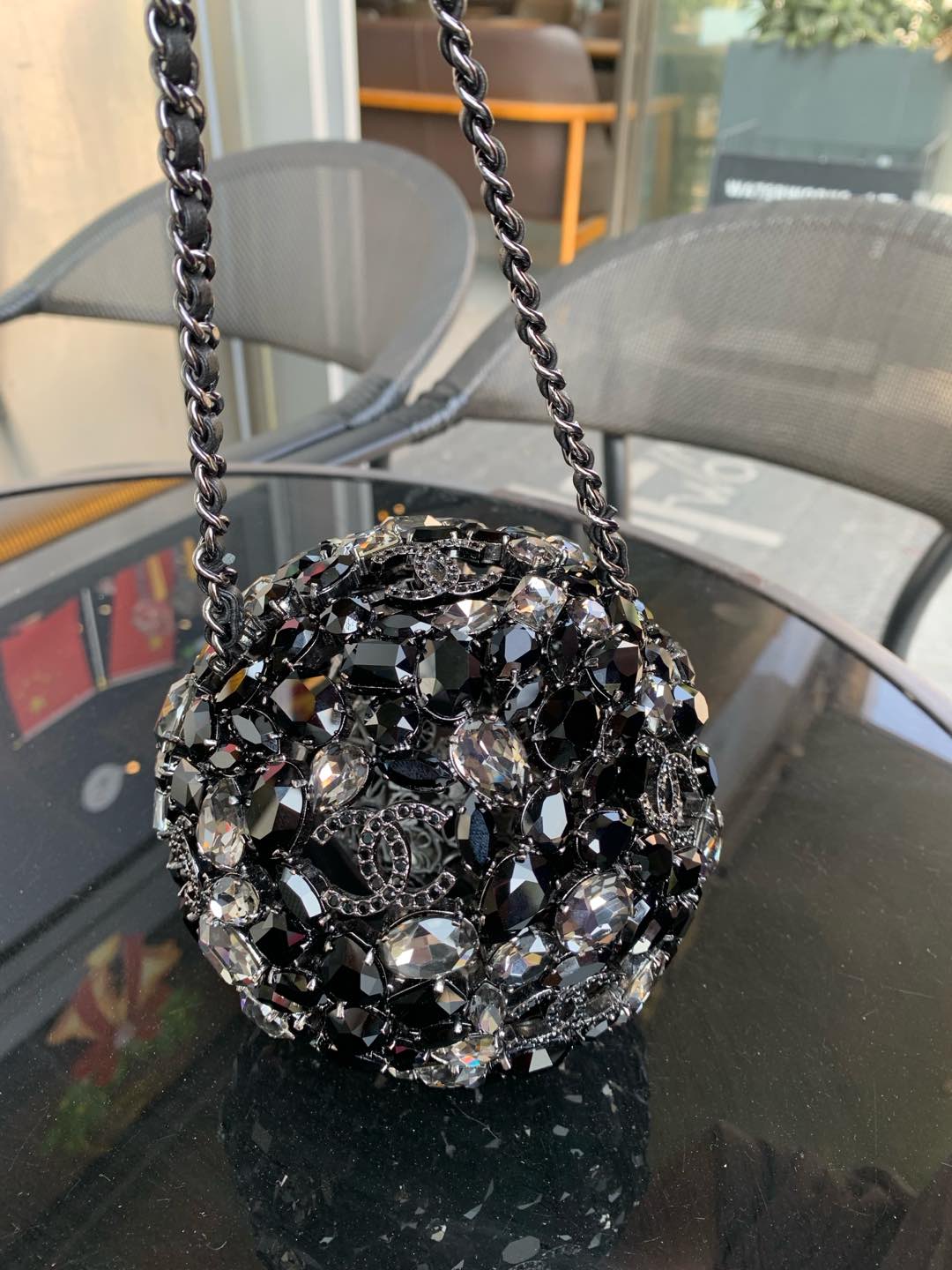 NO:700805,Good news that 'Black Crystal Ball' is back on the list, Heavy Industry has created the most popular top traffic package on the Internet, OHANEL Galaxy Letter, a large rock sugar diamond package!  The best piece of the Chanel Collector Series feels like it contains the entire Milky Way. The sparkling diamonds shine like stars in the night sky. The two heavy diamond balls that I can't put down, the silver shiny black, low-key luxury and the aura of Darth Vader!  Advanced technology creates perfect interpretation, this crystal ball is really super cute blingbling, size 13X13X13 cm, collector, chanel19860909《黑色水晶球》重榜好消息啦、重工打造全网最红的一款顶级流量包OHANEL银河来信一大块冰糖钻石包！香奈儿收藏家系列的最佳作品感觉装下了整座银河,爆闪的钻石夜空中闪耀着繁星般的感觉,爱不释手的两颗沉甸旬的钻球,银色闪亮黑色低调奢华有黑武士的光环！高级技术打造完美演绎、这款水晶球真的超级可爱blingbling,尺寸13X13X13 cm,收藏家,chanel,韩剧