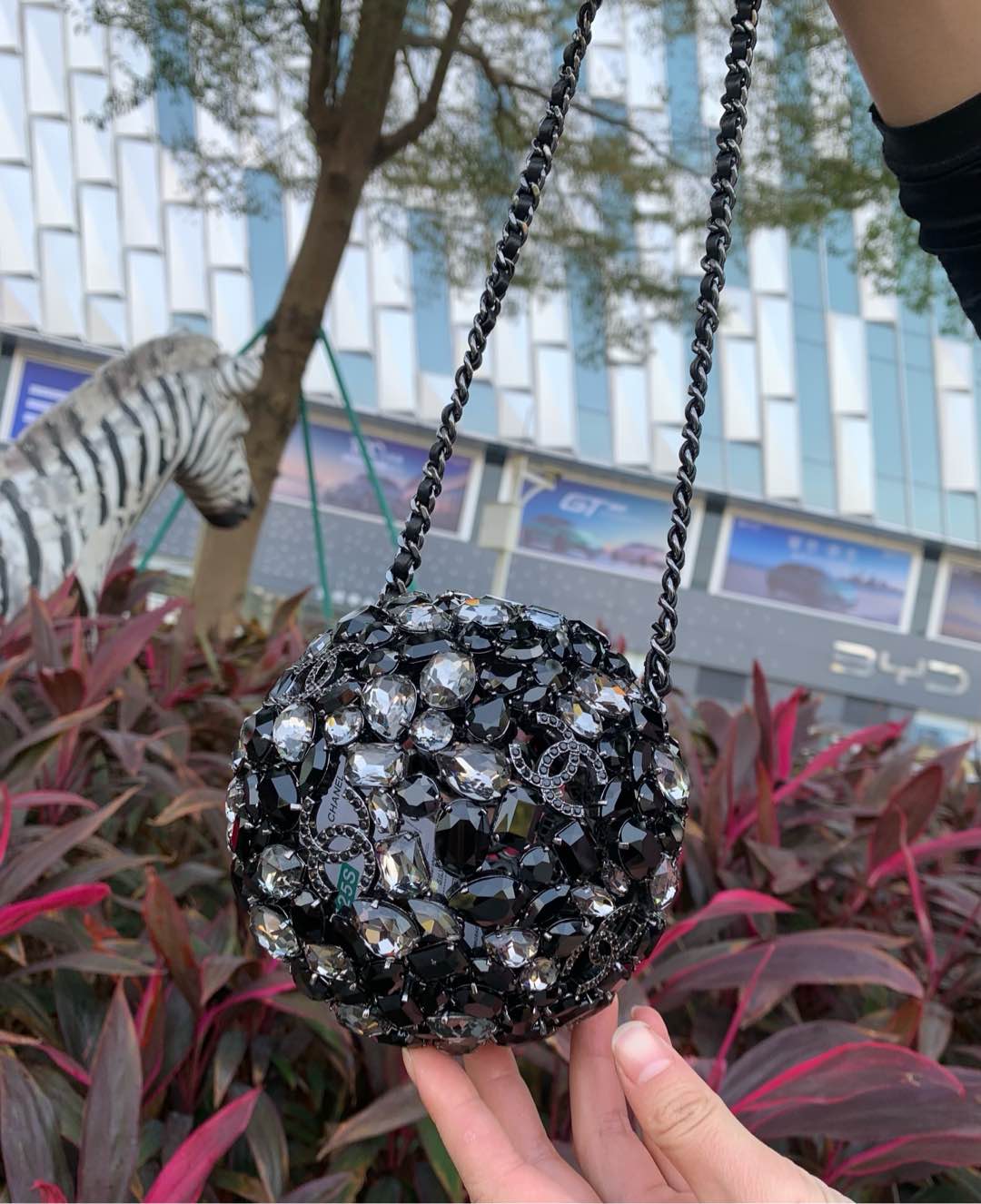 NO:700767,'Black Crystal Ball' OHANEL 24A is the most beautiful crystal diamond ball bag. It should be regarded as the most beautiful item in the collector's series in recent years. When you open the bag, you will find that there are classic elements of Chanel behind each diamond. The details are incomparable ~ Girls want to pay for beautiful and luxurious things ~ A super exquisite small bag with double C logo all over the body is really super biing, it is so beautiful. Congratulations, you deserve it, collector, chanel19860909《黑色水晶球》OHANEL 24A最美水晶钻球包包,实物应该算是近几年收藏家系列中最美的单品吧、打开包包你会发现每颗钻石的后面都有着香奈儿的经典元素,细节无敌啦～女生就是要为美丽又奢侈的东西买单～超级精致的一只小包包身布满双C logo真的超级biing实在太太漂亮,恭喜你值得拥有哦,收藏家,chanel,韩剧