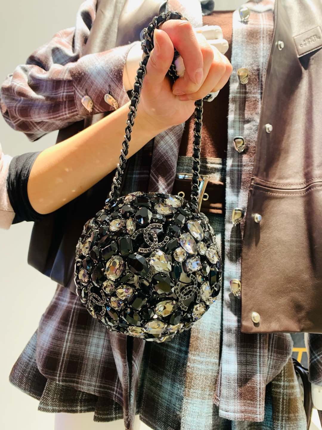 NO:700823,'Black Crystal Ball' exclusively recommends OHANEL 24A, the most beautiful crystal diamond ball bag. The actual one should be regarded as the most beautiful item in the collector's series in recent years. When you open the bag, you will find that behind each diamond there are Chanel's classic elements. The details are incomparable ~ Girls want to pay for beautiful and luxurious things ~ A super exquisite small bag with double C logo all over the body is really super biing and so beautiful. Congratulations, you deserve it, collector, chanel19860909《黑色水晶球》独家订制推荐OHANEL 24A最美水晶钻球包包,实物应该算是近几年收藏家系列中最美的单品吧、打开包包你会发现每颗钻石的后面都有着香奈儿的经典元素,细节无敌啦～女生就是要为美丽又奢侈的东西买单～超级精致的一只小包包身布满双C logo真的超级biing实在太太漂亮,恭喜你值得拥有哦,收藏家,chanel,韩剧