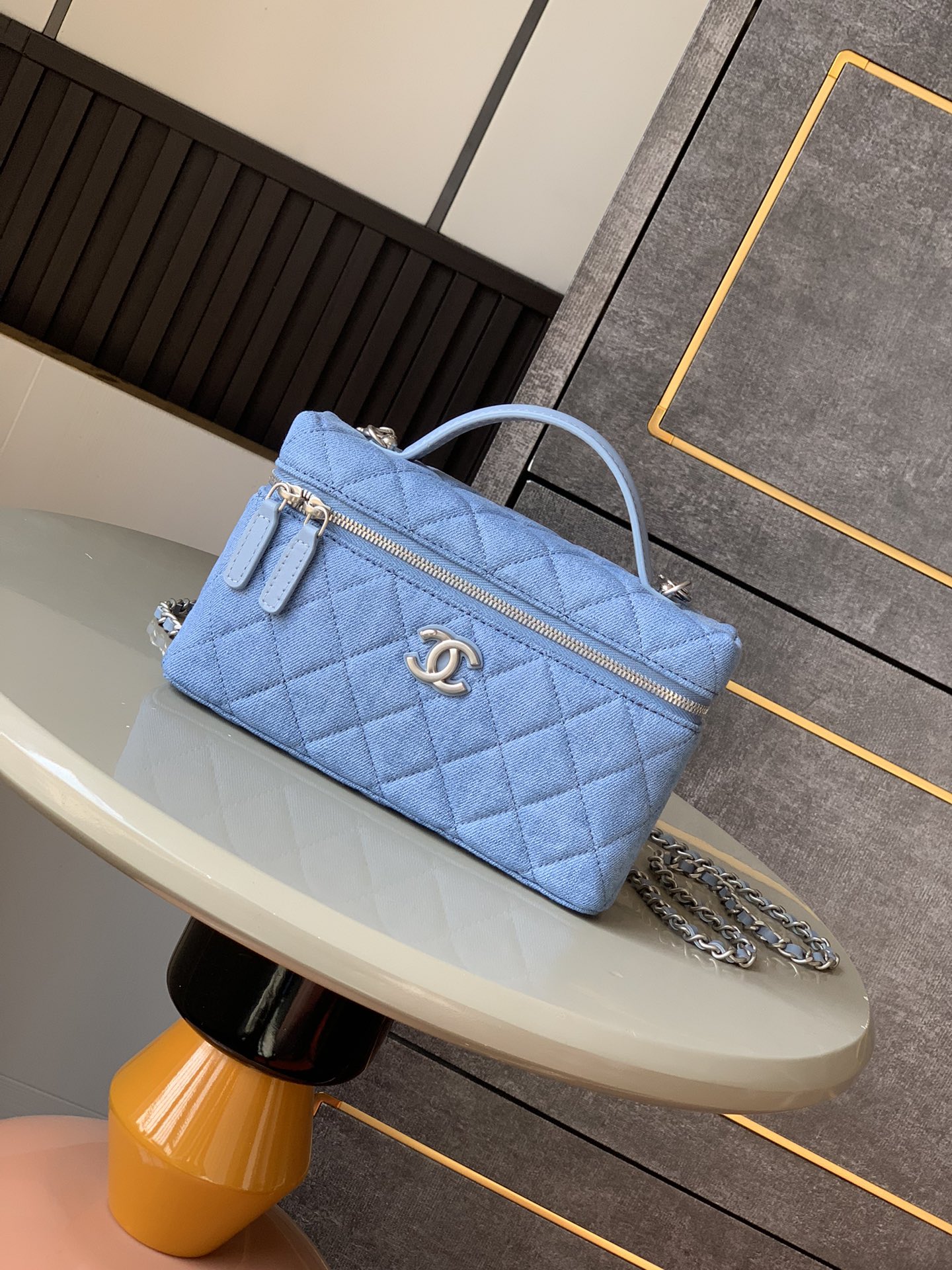 OHANEL🚩🚩🚩Bolsa lonchera Denim 25C, exquisito y compacto clutch con cadena👜 Denim con herrajes con logo grande, asas…