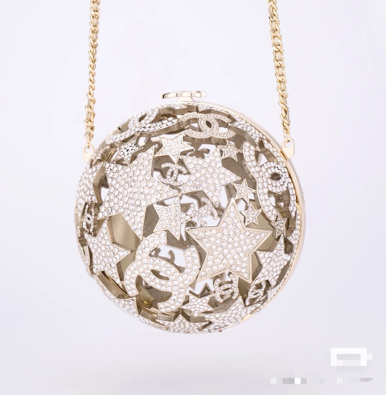 NO:700782,Ohanel 25A Advanced Handicraft Workshop Series Star Hollow Spherical Dinner Bag is so amazing [Celebrate] [Celebrate] Z level, the top manufacturer in the industry produces the star hollow spherical dinner bag, and it is another must-have small crystal gold ball for collectors. The whole ball is composed of a five-pointed star and double C logo. The hollow design is inlaid with diamonds. It is full of details, exquisite and elegant. The hollow design is unique and beautiful. The material is all copper hardware and imported rhinestones.  Size 13×13×13cm, collector19860909出货啦Ohanel 25A高级手工坊系列星星镂空球形晚宴包 太惊艳啦[庆祝][庆祝]Z级,行业顶级厂家出品星星镂空球形晚宴包,又又又是一枚收藏家系列必入水晶小金球,整个球是由五角星双C Logo组成,镂空设计镶嵌着钻石,细节感满满,精致高雅有质感,镂空设计独特美观 材质全铜五金进口水钻 尺寸13×13×13cm,收藏家,韩剧