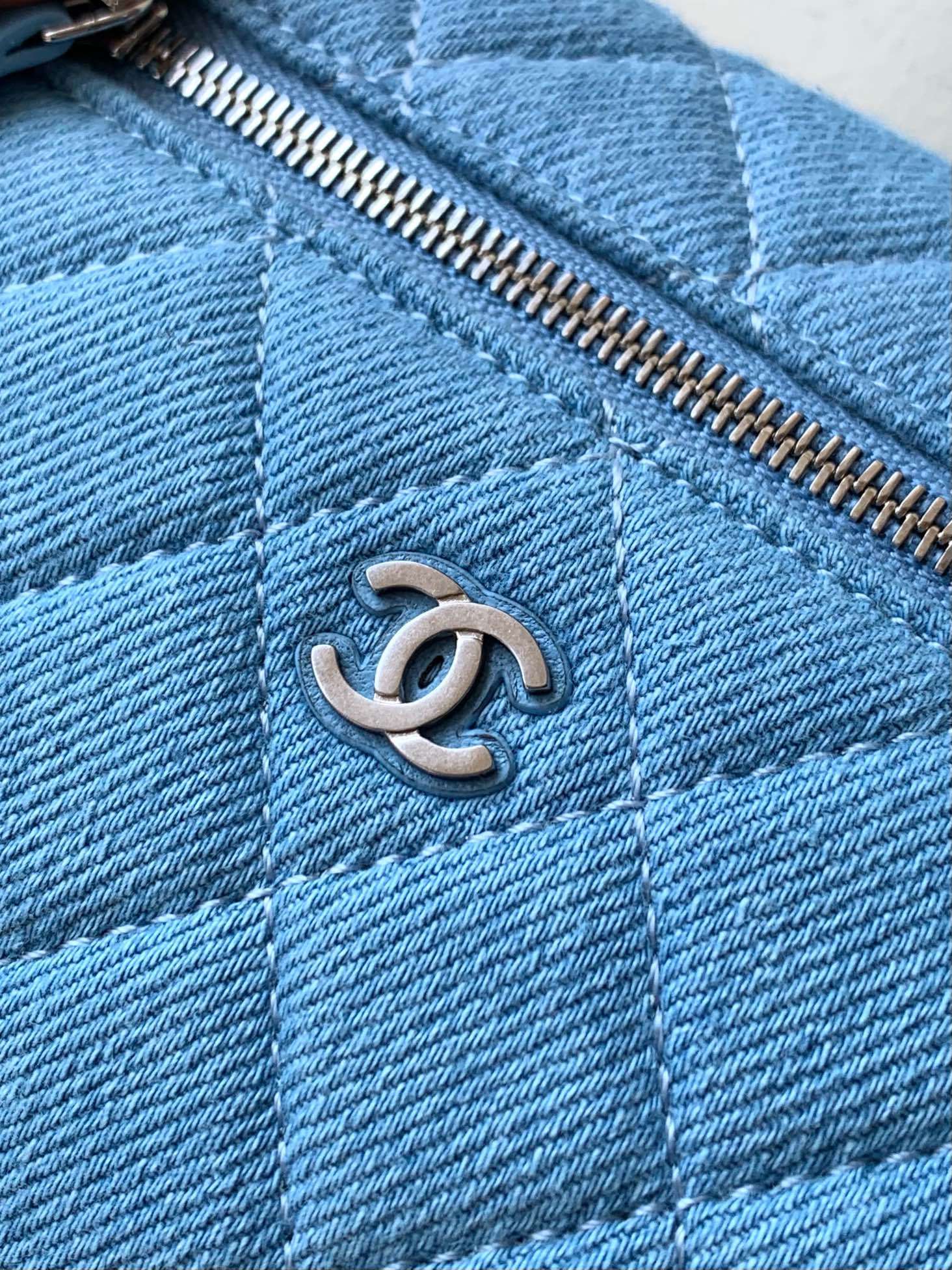 Chanel 25C LP Lunch Box Bag - Light Blue Denim, Detachable Chain 6 i1741768539 3009 5