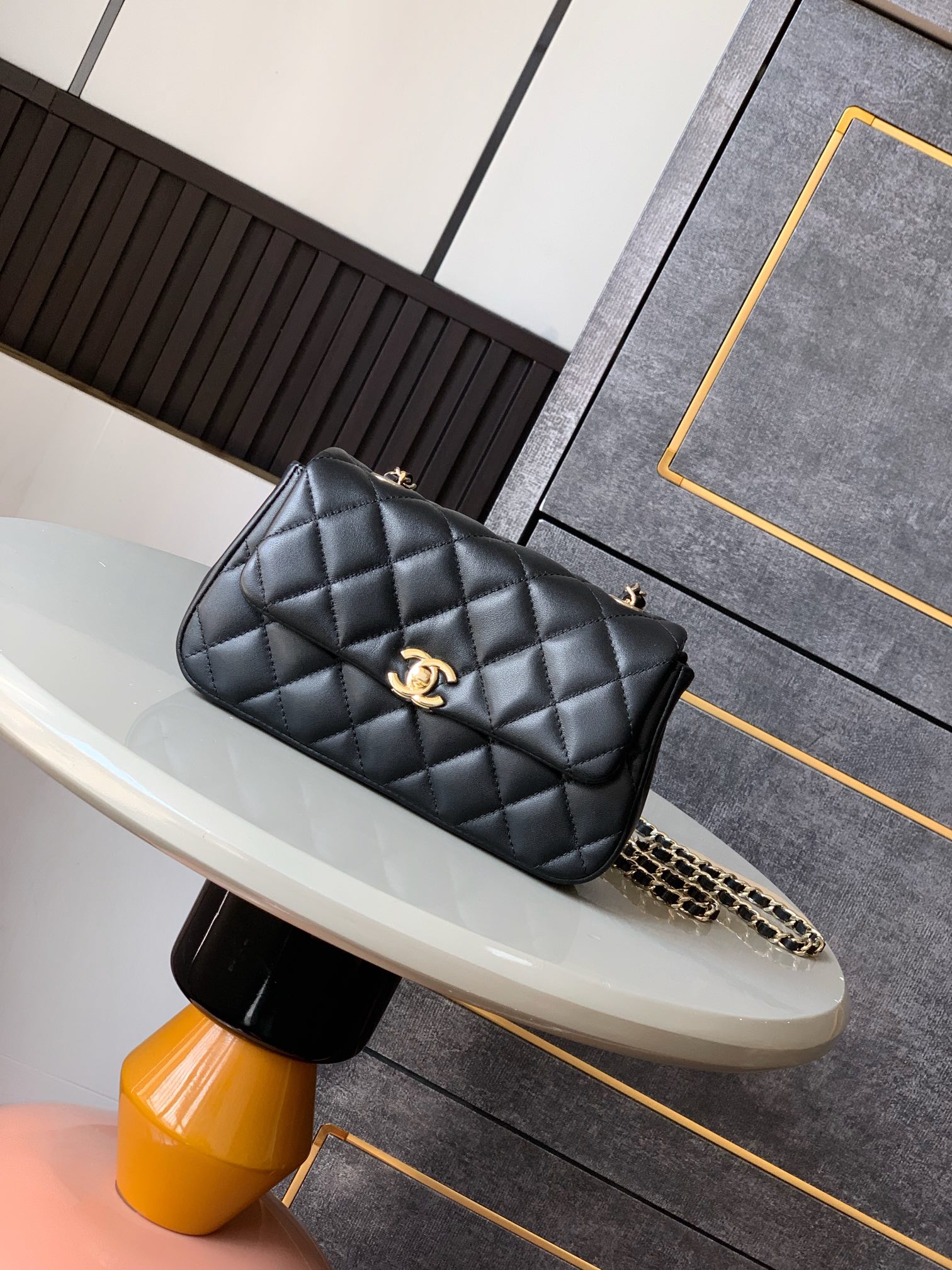 NO:207021,Size OHANEL Spring and Summer New 25S Port Cover Mobile Phone Bag, because it is a ladder-shaped and has a small opening. If you want to put pro max, you need to pull the 2 sides of the opening! The latest classic CF lined with diamonds is a classic simple retro style that is as easy as you want. It is fascinating at first glance and has a high-end, middle-aged and ancient charm. The plump diamond-shaped elements increase the flexibility, and are completely beautiful to the one-shoulder crossbody. Pre-price awards for the first year's favorite size 11x20 x 5.5cm, Chanel, chanel19860909號尺寸OHANEL 春夏新品25S口盖手機包,因爲是梯型、開口小如要放pro max要把開口2側拉開！最新菱格走线的一款经典CF随心所欲的经典简约复古风,第一眼就让人着迷的高级中古韵味十足．饱满的菱格型元素增加灵动,完全被美到啦单肩斜挎.提前颁奖开年最爱噜尺寸 11x20 x 5.5cm,香奈儿,chanel,Bag