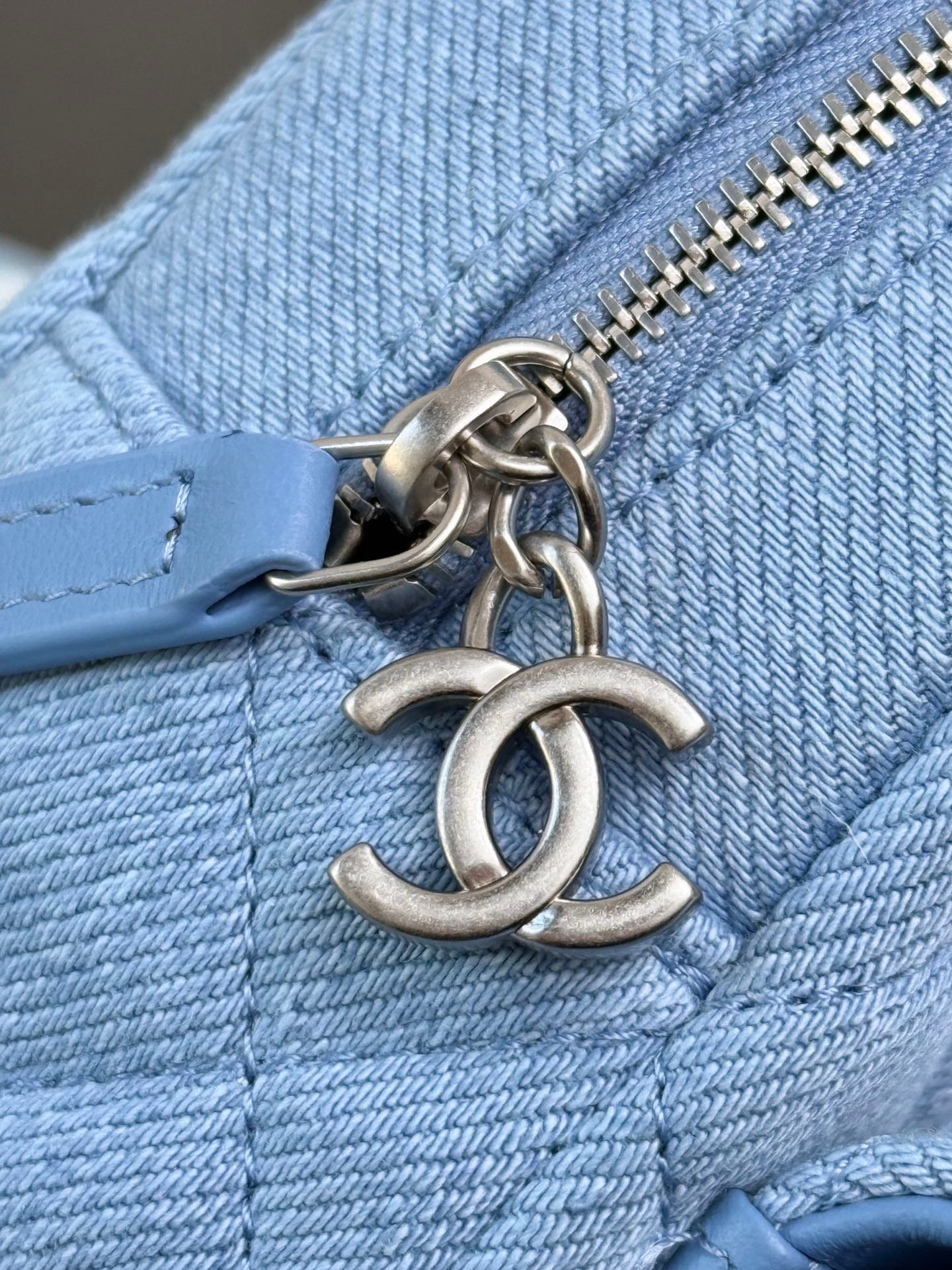 Chanel 25C Mini Denim Backpack, Chic Design, Multiple Carrying Options 4 i1742717336 3619 8
