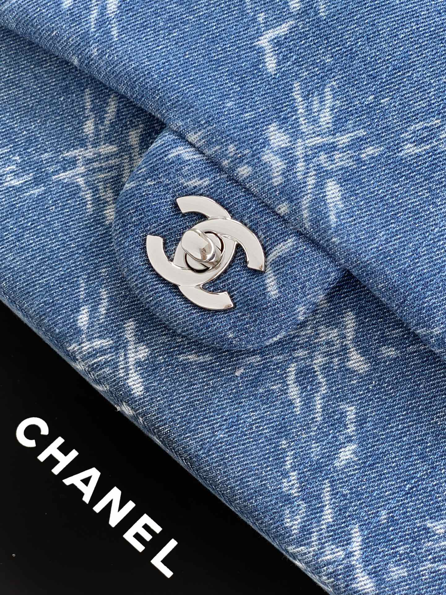 独家出货啦🚩🚩🚩OHANEL🔮🔮🔮雪花❄️蓝牛仔 来了✔️尺寸𝟏𝟓.𝟓*𝟐𝟓.𝟓*𝟔.𝟓𝐜𝐦丹宁牛仔🐂看一眼就沦陷了 包身颜色看着非常干净，相比皮质的cf会更年轻百搭一些颜值高保值还耐看 包型经典包身上还有淡淡的锁链涂鸦！既特别又不会过于高调！1112尺寸：25cm