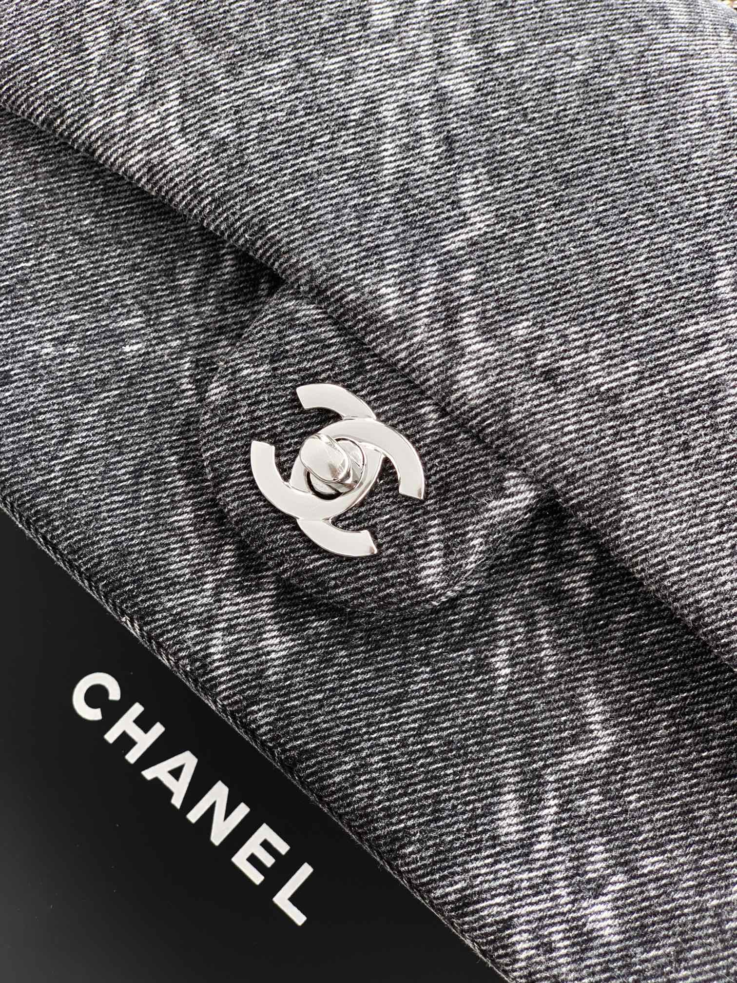 独家出货啦🚩🚩🚩《黑色》OHANEL🔮🔮🔮雪花❄️蓝牛仔 来了✔️尺寸𝟏𝟓.𝟓*𝟐𝟓.𝟓*𝟔.𝟓𝐜𝐦丹宁牛仔🐂看一眼就沦陷了 包身颜色看着非常干净，相比皮质的cf会更年轻百搭一些颜值高保值还耐看 包型经典包身上还有淡淡的锁链涂鸦！既特别又不会过于高调！1112尺寸：25cm