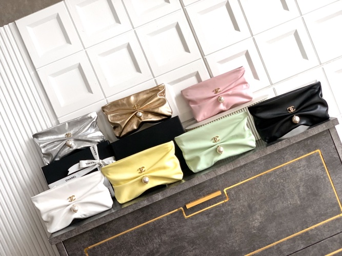 CHANEL 2025 Spring/Summer Lambskin Chain Clutch with Pearl and Gold Hardware 1 CHANEL 2025 Spring/Summer Lambskin Chain Clutch with Pearl and Gold Hardware