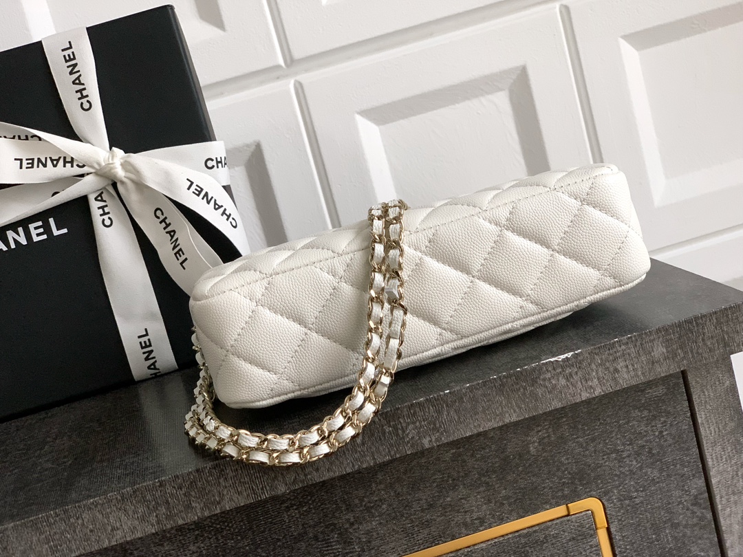 《白色》OHANEL 🚩🚩🚩25B荔枝🐮牛皮、耐用又保值的神仙款！新宠香奈儿麻将包太香了!荔枝牛皮不愧是人间清醒材质，颗粒感十足还抗造，指甲划过不留痕，通勤挤地铁再也不心疼~尺寸对小个子超友好，手机+粉饼+钥匙+卡包全塞下，链条长度斜挎腋下都显瘦!复古银扣低调高级，越用越有质感划重点:荔枝皮保值度五颗星!用几年依旧能保持原有的气质！尺寸：12x21x5.5cm