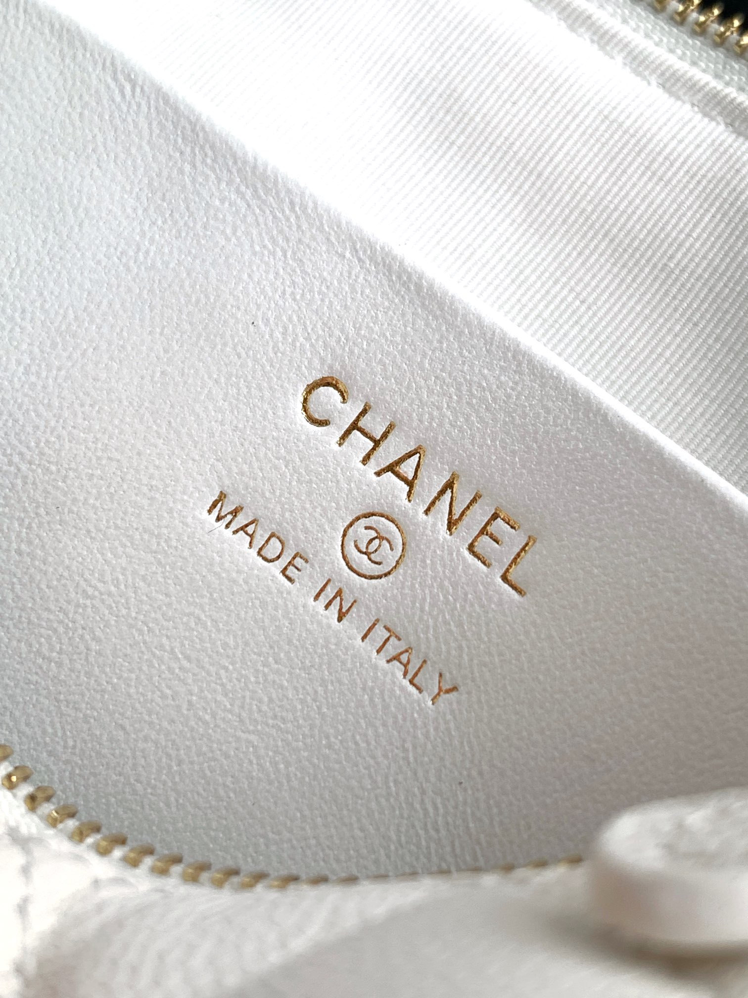 《白色》OHANEL 🚩🚩🚩25B荔枝🐮牛皮、耐用又保值的神仙款！新宠香奈儿麻将包太香了!荔枝牛皮不愧是人间清醒材质，颗粒感十足还抗造，指甲划过不留痕，通勤挤地铁再也不心疼~尺寸对小个子超友好，手机+粉饼+钥匙+卡包全塞下，链条长度斜挎腋下都显瘦!复古银扣低调高级，越用越有质感划重点:荔枝皮保值度五颗星!用几年依旧能保持原有的气质！尺寸：12x21x5.5cm