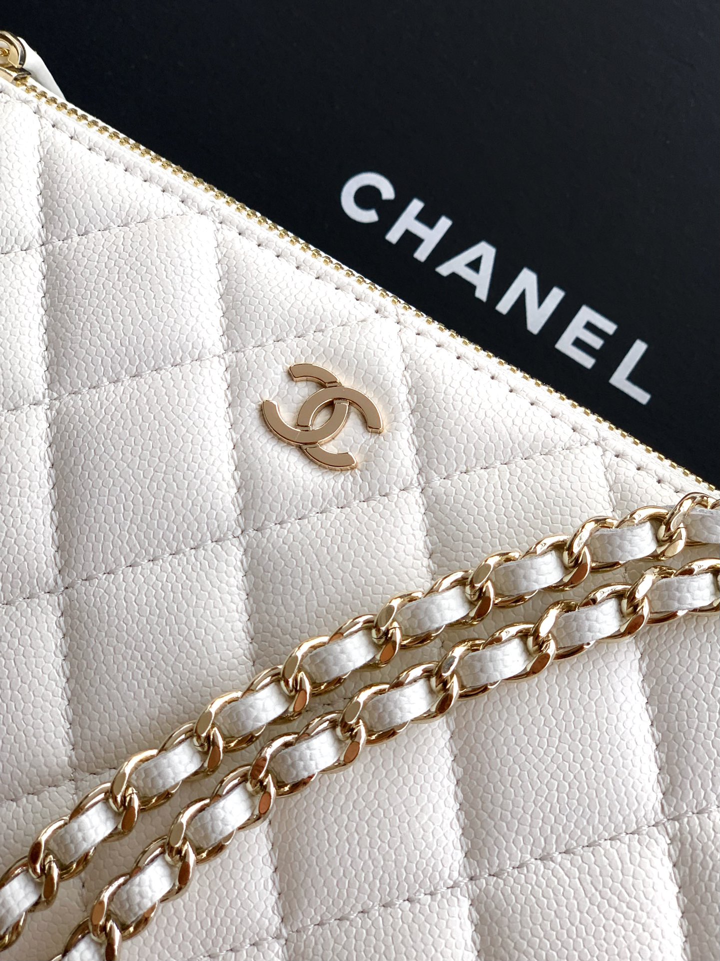 《白色》OHANEL 🚩🚩🚩25B荔枝🐮牛皮、耐用又保值的神仙款！新宠香奈儿麻将包太香了!荔枝牛皮不愧是人间清醒材质，颗粒感十足还抗造，指甲划过不留痕，通勤挤地铁再也不心疼~尺寸对小个子超友好，手机+粉饼+钥匙+卡包全塞下，链条长度斜挎腋下都显瘦!复古银扣低调高级，越用越有质感划重点:荔枝皮保值度五颗星!用几年依旧能保持原有的气质！尺寸：12x21x5.5cm